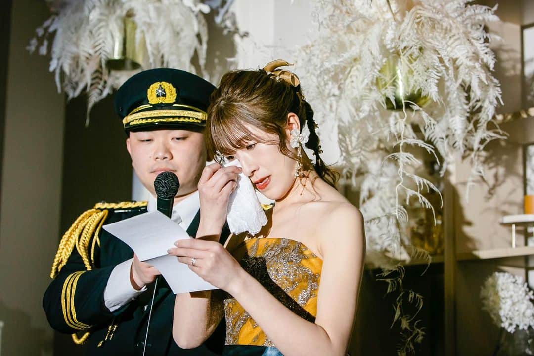 アニヴェルセル 大阪 公式さんのインスタグラム写真 - (アニヴェルセル 大阪 公式Instagram)「今日は花嫁の感動シーン『手紙シーン』の紹介です。  普段は少し照れ臭くて言えない、感謝の気持ちを伝える、結婚式ならではのシーンです。  @anniversaire_official  @anniversaire_osaka   ATTENTION コロナの中でもアニヴェルセル大阪では万全の準備でおふたりをサポートしています 結婚式はおふたりの大切なご家族 ご友人 仕事の仲間をお招きする大切な日です おふたりらしい結婚式でぜひ皆さんに恩返しを アニヴェルセル感染拡大防止対策はHPでご確認できます .  #結婚式 #ウェディング #アニヴェルセル #アニヴェルセル大阪 #大阪結婚式場 #大阪結婚式 #なんば結婚式 #なんば結婚式場  #プレ花嫁 #アニ嫁 #2023花嫁 #2024花嫁 #式場見学 #式場探し #ブライダルフェア #フォトウェディング #ウエディングフォト #大聖堂 #大聖堂ウェディング #写真タイム #披露宴」5月18日 20時59分 - anniversaire_osaka