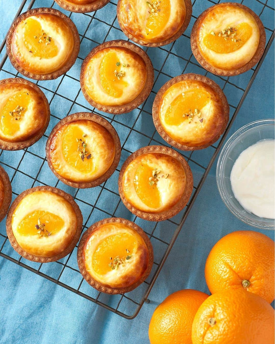 BAKE CHEESE TART OFFICIALのインスタグラム：「焼きたてチーズタルト オレンジヨーグルト🍊  チーズムースのなめらかな味わいの中に、 さっぱりとした美味しさ🌿  冷やしてから食べると、 チーズムースがぎゅっとしまって レアチーズケーキのような食感になります。  これからの季節には ぜひお召し上がりいただきたい おすすめのチーズタルトです。  #ベイクチーズタルト #bakecheesetart #チーズタルト専門店 #チーズタルト #チーズ #チーズケーキ #オレンジヨーグルトチーズタルト #オレンジタルト #ヨーグルト #ギリシャヨーグルト」