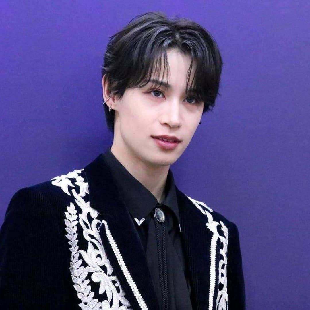 ヒョクのインスタグラム：「KCON　JAPAN 2023に起こしくださった皆様、そしてヒョクと一瞬でも会ったよって方々、本当にありがとうございました ファンのみなさんに本当に本当に感謝の気持ちでいっぱいです KCON1日目では、あんなに大量のカメラの前でレッドカーペットの上でソロで写真を撮ることは初めての経験でした！たくさんの方の前でアーティスト出演することができた気持ちを述べたときのあの胸の高鳴りと緊張と皆さんからの暖かい眼差しは、今でも鮮明に覚えています。今後忘れることはないくらい僕にとってソロアーティストとして初めての景色でした。  3日目、ついにライブパフォーマンスを披露しました！MCのユウトさんから紹介があって、ステージに上がった時に、歓声が聞こえてきて本当に嬉しかったです！KCONステージで歌って踊っていて、たくさんの方と一緒に盛り上がれたことがとにかく楽しかったです！やっぱり僕はステージで歌って踊ることが何よりも好きだなと実感しました！KISS U OFFの楽曲から始まり、withで最後となりましたが、withの作詞をするときにもこの歌はライブの最後に歌いたい楽曲にしたいなと思っていました。だから、サビはファンを想いながら作詞しました。  そしてダンサーのみなさんと振付師のこうすけさん、  いつもながら本当にダンサーのみなさんにも感謝の気持ちでいっぱいです。 ステージで最後僕一人でライブを締めていますが、ステージ上は僕一人でも、目の前にはファンの方がいて、締めたあとにステージ裏にいくとそこには笑顔で迎えてくれるダンサーのみなさんがいます。いつも照れながら僕はお礼を伝えてますが、本当は感動してちょっとだけ泣きそうになってます。それくらい僕にとってはダンサーの皆さんはただのダンサーではなく一緒に活動してくれる、大切な仲間です。  僕の夢を叶えるためにも支えてくださり、サポートしてくださり、そして、本当にみなさんいい人なんです！ こうすけさん、そらい、はるなさんは、僕がアーティスト活動再開したRegretからずっと一緒に活動してくださっていて、あの頃からこのKCONステージまでを考えると…僕は色んな想いとこの2年間のステージ上からの景色が走馬灯のようにめぐって、グッとくるものがありした。 あと、リハで僕がスキンケアを大量に配るために持っていくとみんな喜んでくれるのも結構嬉しいんです！とてもこんな文章では感謝の気持ちを表しきることは難しいですが、 皆さん僕が引退するまで一緒に活動してくれたら嬉しいです…  僕はつくづく良い人に恵まれたなと思います。 そしてサポートで言ったら、うちのマネージャー達！愛してるぞ！事務所の社長も大喜びでステージ見に来てくれていましたｗ  @kosuke_tsuyuki @haruna__sakurana @sorai_furukawa @zuki__gram @tatsumi.s_sleepy @moely22 @juri_rintan1114  KCON JAPAN 2023 また同じステージに立てるよう頑張ります！  #KCON#KCONJAPAN2023#KISSUOFF#ヒョク#leeminhyuk」