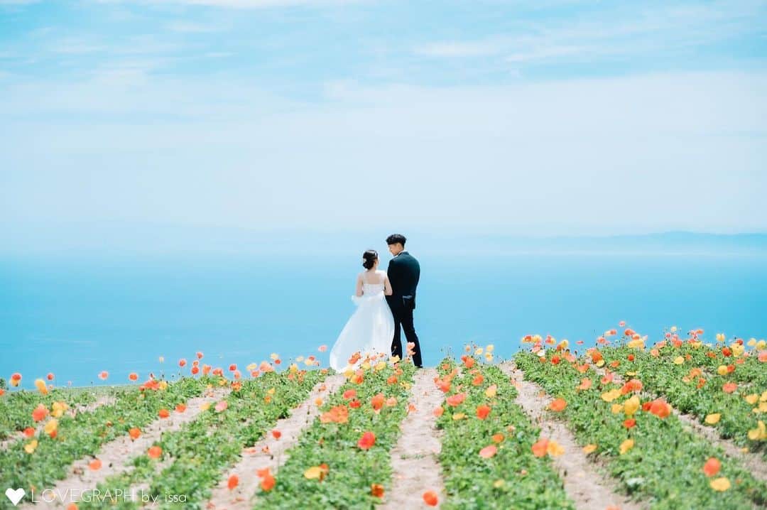 Lovegraph［ラブグラフ］のインスタグラム：「カラフルポップな春のウェディングフォト💍💐 ㅤㅤㅤ ୨୧┈┈┈┈୨୧ ㅤㅤㅤㅤㅤㅤ 出張撮影Lovegraphの公式アカウントです❁︎ ㅤㅤㅤ カップル・ウェディング・ファミリー・プロフィール写真など様々なジャンルの撮影を受付中📸💫 ㅤㅤㅤ 撮影予約はプロフィールURLからどうぞ☺️✈️ @lovegraph_me ㅤㅤㅤ ୨୧┈┈┈┈୨୧ ㅤㅤㅤ #Lovegraph #ラブグラフ #幸せな瞬間をもっと世界に ㅤㅤㅤ  #出張カメラマン #ロケーションフォト #前撮り #ウェディングフォト #前撮りポーズ #フォトウェディング」