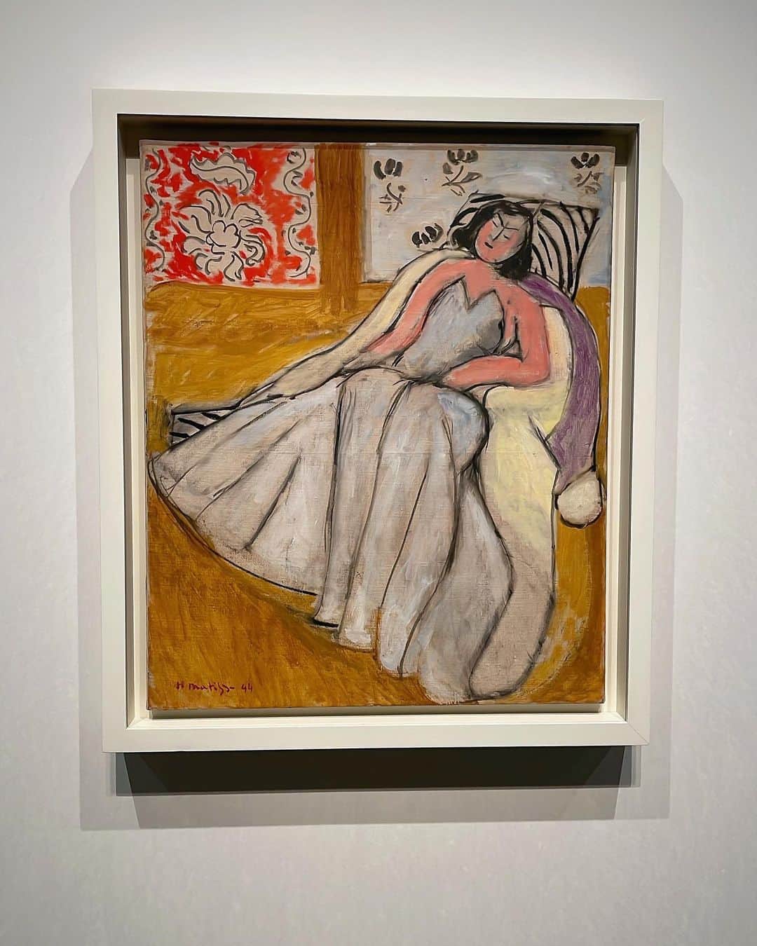 鈴木亜美さんのインスタグラム写真 - (鈴木亜美Instagram)「Henri Matisse: The Path to Color 今年明けてからずっと楽しみにしてたマティス展。  やっぱり私はマティスの絵だったり切り紙絵を見ると元気になっちゃうんだな〜  twitterで見た「グッズは良すぎるから(出費を)覚悟していった方がいい」って言葉は大正解でした笑 最近の美術館のグッズ、可愛すぎて恐ろしいわ…🥹  一日中遊んでパワー充電〜🔌🙏🏻 with @androgynos_   shirt @tangenet_official  vest men's @galerievie_jp  trousers @lemaire_official  sneakers @jackpurcellsnap  bag @bigotre_official  cap @hm   #ootd  #美術館コーデ  #henrimatisse #マティス展  #東京都美術館  #AmisArtTour」5月18日 21時01分 - amisuzuki001