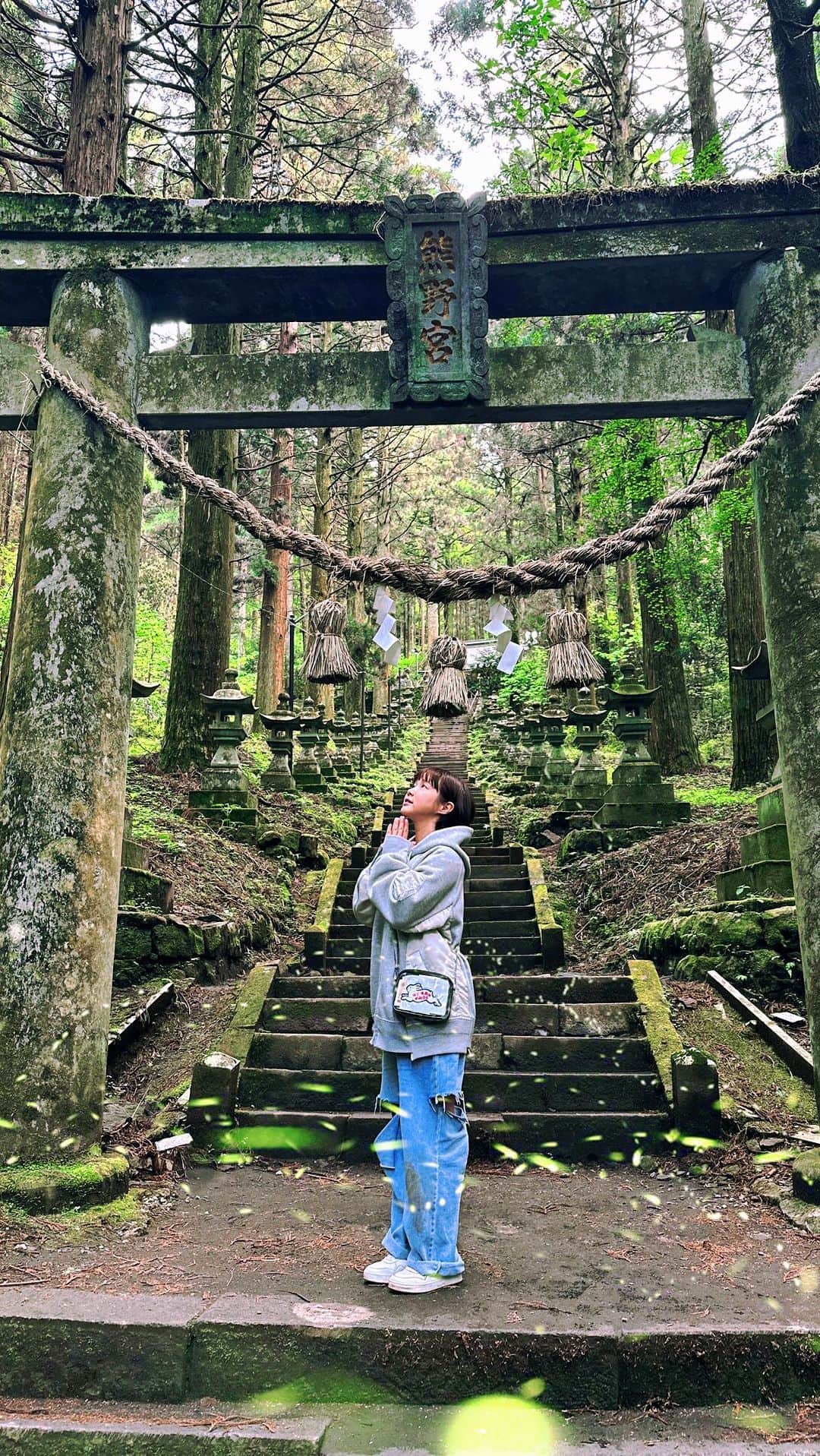 のインスタグラム：「串連良緣與工作貴人的神社⛩️ @junoohknow  沒想到真的來了還抽了一個大吉！ #伊邪那岐命 #伊邪那美命 #石君大将軍 #上色見熊野座神社 #螢火之森 #綠川ゆき #日本 #熊本 #李佳穎 #時刻影像工作室」