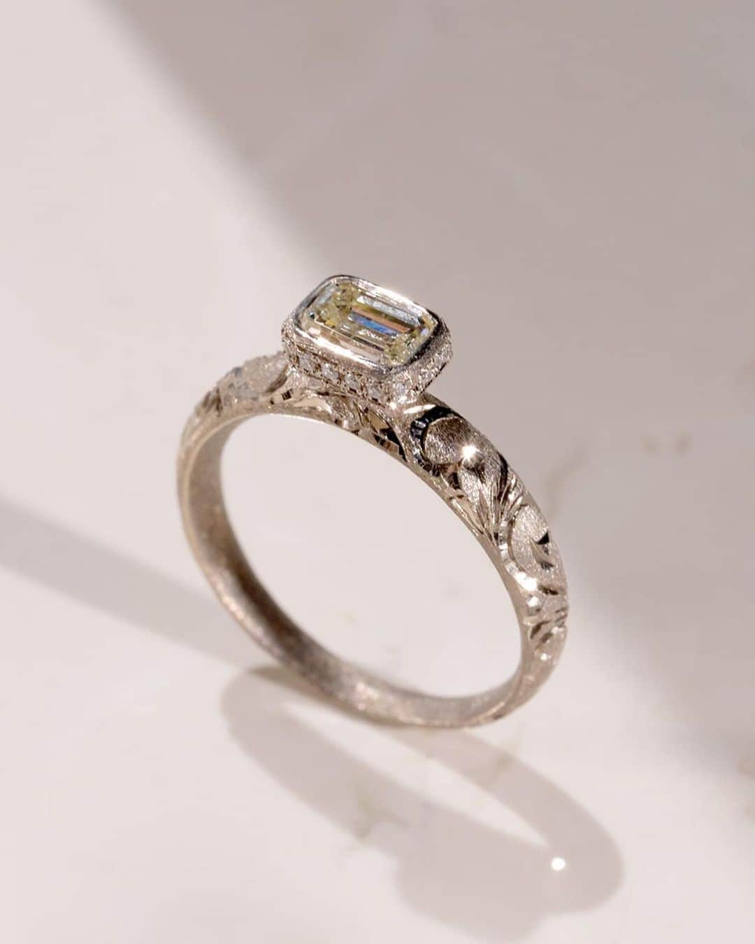 muskaさんのインスタグラム写真 - (muskaInstagram)「<çiçek Botanical Diamond Ring> 温かみのある淡い黄色と輝きの美しいダイヤモンドリング。  どの方向から見ても美しいその姿は、厳選された素材と緻密なデザイン、伝統に裏打ちされた技術力の成せる技です。  こちらは現在開催中のイセタンサローネのジュエリーフェアにてご覧頂けます。  18kWG/ Yellow Diamond/ Diamond ¥749,100(Tax included)  *会期中は、MIカード、代引き、お振込による通販対応も受け付けております。ご検討のお客様はお気軽にお問い合わせください。  #muskajewelry #isetansalone #diamondring #engagementring #engagementrings #イセタンサローネ #ダイヤモンドリング #婚約指輪 #エンゲージリング #オーダーメイドリング」5月18日 21時11分 - muska_jewelry