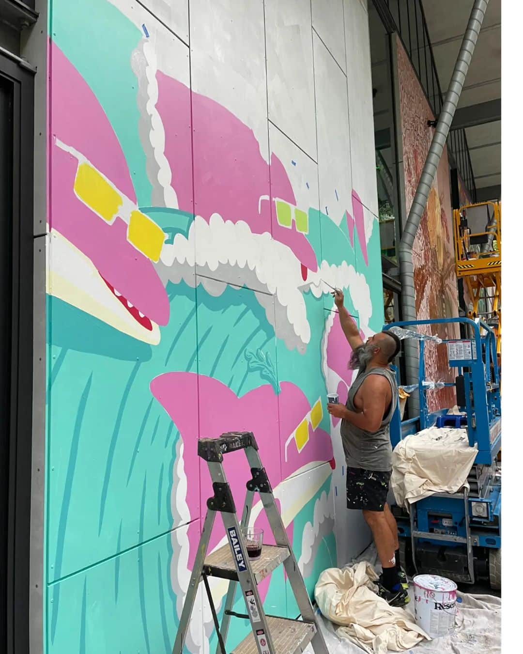 MULGAさんのインスタグラム写真 - (MULGAInstagram)「Painting big pink dolphins in Brisbane for @bsafest 🐬🩷🐬🩷  📷 @lisadotdesign  #mulgatheartist #bsafest23 #pinkdolphinsarethebestdolphins #streetart #streetartis #mural #muralart」5月18日 21時11分 - mulgatheartist