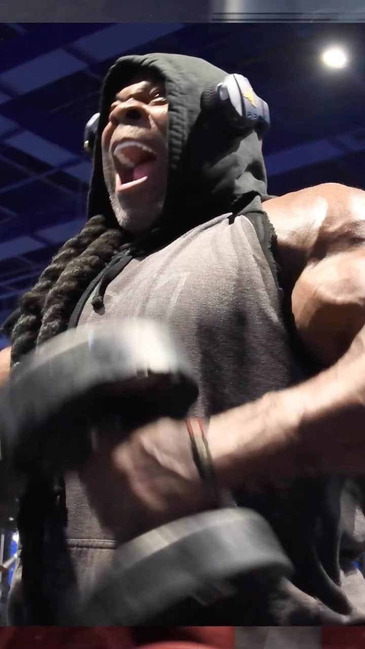 カイ・グリーンのインスタグラム：「Ready up this is TOTAL WAR 💥 Comment👇🏾what you’re training today below  The savage spirit lives inside of you. It’s the part of you that wants to push harder, go faster, and crush your goals. You know that feeling, it’s what drives you to create, work, and sacrifice to get the most out of every workout. That same sense of tenacity found in @redcon1 Total War, designed with cutting edge ingredients to deliver the perfect storm of pumps, power and performance optimization! A true pre-workout made for those who are ready to level up and live at the highest state of readiness.  Experience a workout with intensity you didn’t think was possible with REDCON1 ⚔️  #KaiGreene #Redcon1 #Reels #Fyp」