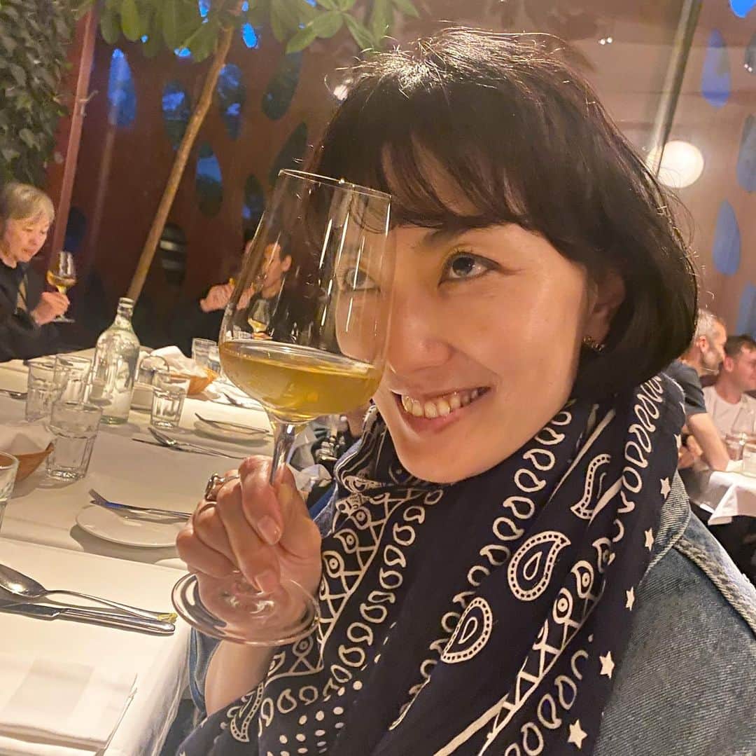 のインスタグラム：「オーストリア🇦🇹は ウィーンに来ています。 冬みたいに寒いの。異常気象だね。 東京は30度超えって聞きました。 お互い体調気をつけましょ。 受賞おめでとう！のメッセージを たくさんありがとうございました😊 励みになります。 コツコツと、重ねるのみ。 出会いを大切にしてがんばります。 旅の模様、またインスタしまーす。 今日は美術史美術館へ。 ブリューゲル　バベルの塔　と。」