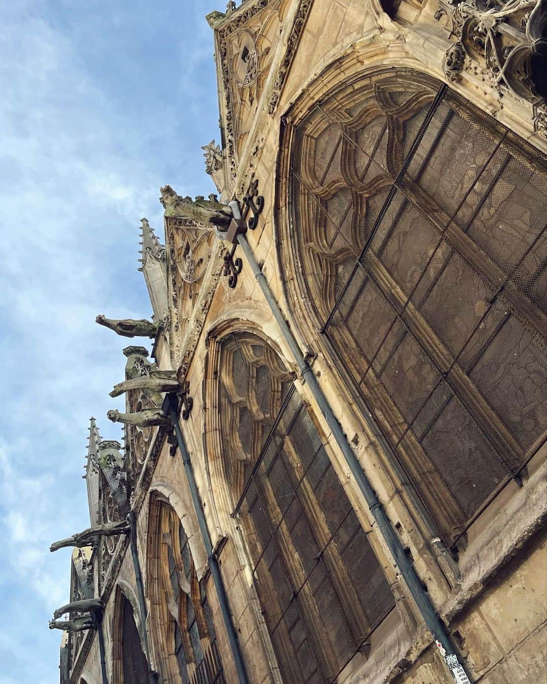 末永百合恵さんのインスタグラム写真 - (末永百合恵Instagram)「今日はアセンションデイ。 キリストの昇天祭で休日。  パリに来てたくさんの教会に行かせてもらったけど、どの教会も本当に素敵。  祈りの粒子が漂って、心が浄化される。  そして古い教会にあるガーゴイル、好きすぎる。  カルチェラタンの方にある、サン・セヴラン教会。 パリで最古の鐘があり、残存しているステンドグラスもとても古い。  画家ユトリロも描いたこの教会、当時と変わらぬ姿で見られるのは嬉しい。  #フランス#アセンションデー#キリスト昇天祭#パリ#カルチェラタン#サンセヴラン教会#ユトリロ#france#ascension#paris #eglise#quartierlatin#saintseverin#」5月18日 21時08分 - yurie__suenaga