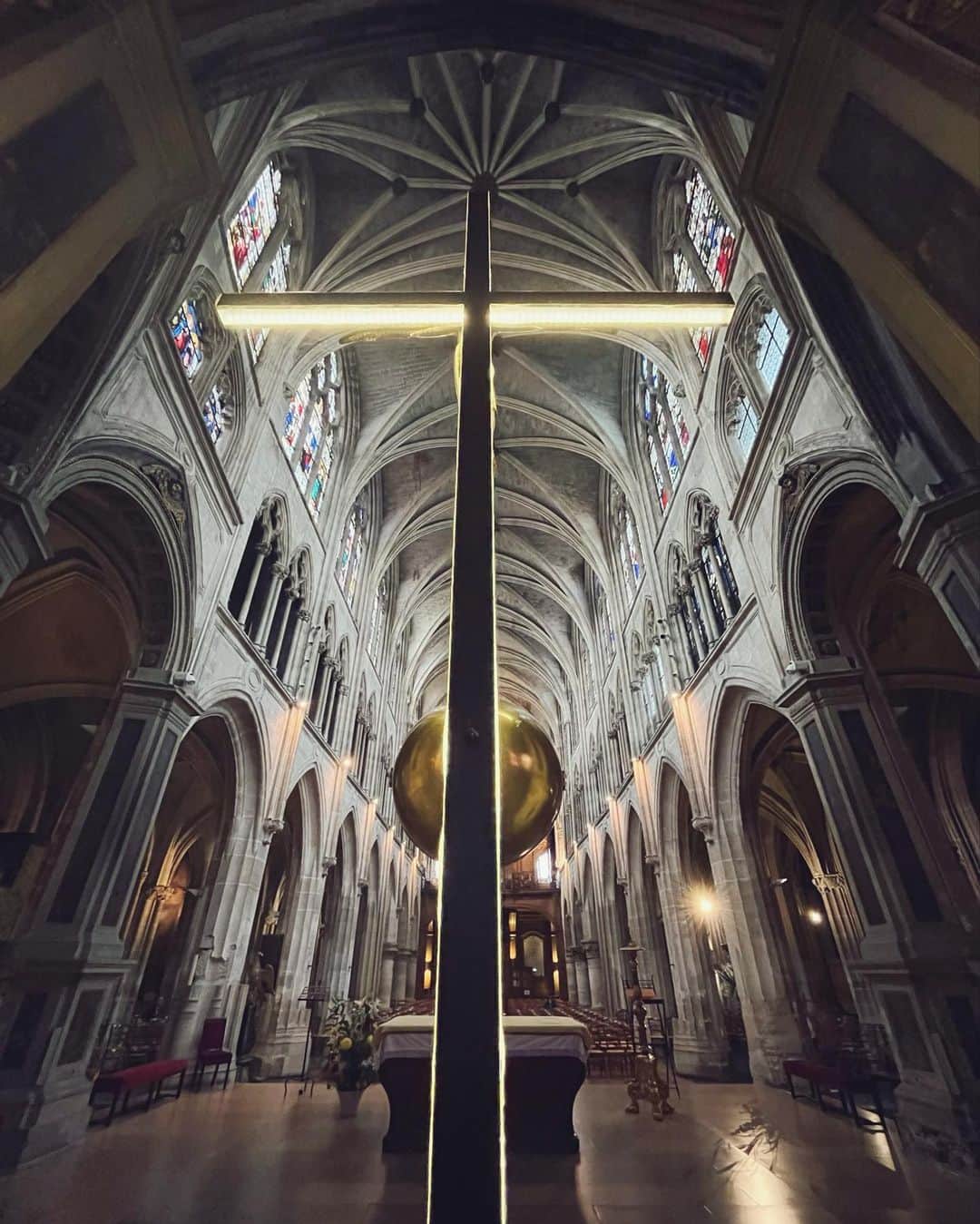 末永百合恵のインスタグラム：「今日はアセンションデイ。 キリストの昇天祭で休日。  パリに来てたくさんの教会に行かせてもらったけど、どの教会も本当に素敵。  祈りの粒子が漂って、心が浄化される。  そして古い教会にあるガーゴイル、好きすぎる。  カルチェラタンの方にある、サン・セヴラン教会。 パリで最古の鐘があり、残存しているステンドグラスもとても古い。  画家ユトリロも描いたこの教会、当時と変わらぬ姿で見られるのは嬉しい。  #フランス#アセンションデー#キリスト昇天祭#パリ#カルチェラタン#サンセヴラン教会#ユトリロ#france#ascension#paris #eglise#quartierlatin#saintseverin#」