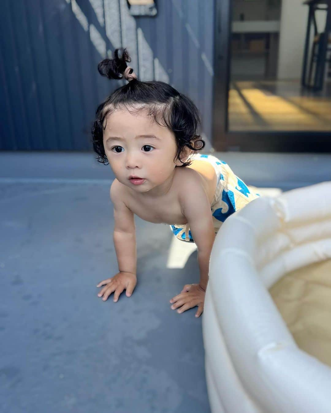 Ayaさんのインスタグラム写真 - (AyaInstagram)「あなたの笑顔が最高ー👶🏻❤️‍🔥❤️‍🔥 毎日癒されるぜ🥰  #今日の僕#0歳#生後11ヶ月#男の子ベビー#来月で1歳 #次男#笑顔が癒し#天パベビー#ちょんまげヘア」5月18日 21時19分 - aya__fit