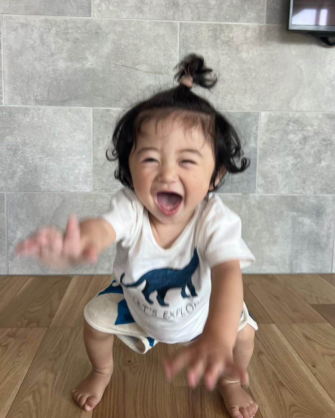 Ayaさんのインスタグラム写真 - (AyaInstagram)「あなたの笑顔が最高ー👶🏻❤️‍🔥❤️‍🔥 毎日癒されるぜ🥰  #今日の僕#0歳#生後11ヶ月#男の子ベビー#来月で1歳 #次男#笑顔が癒し#天パベビー#ちょんまげヘア」5月18日 21時19分 - aya__fit