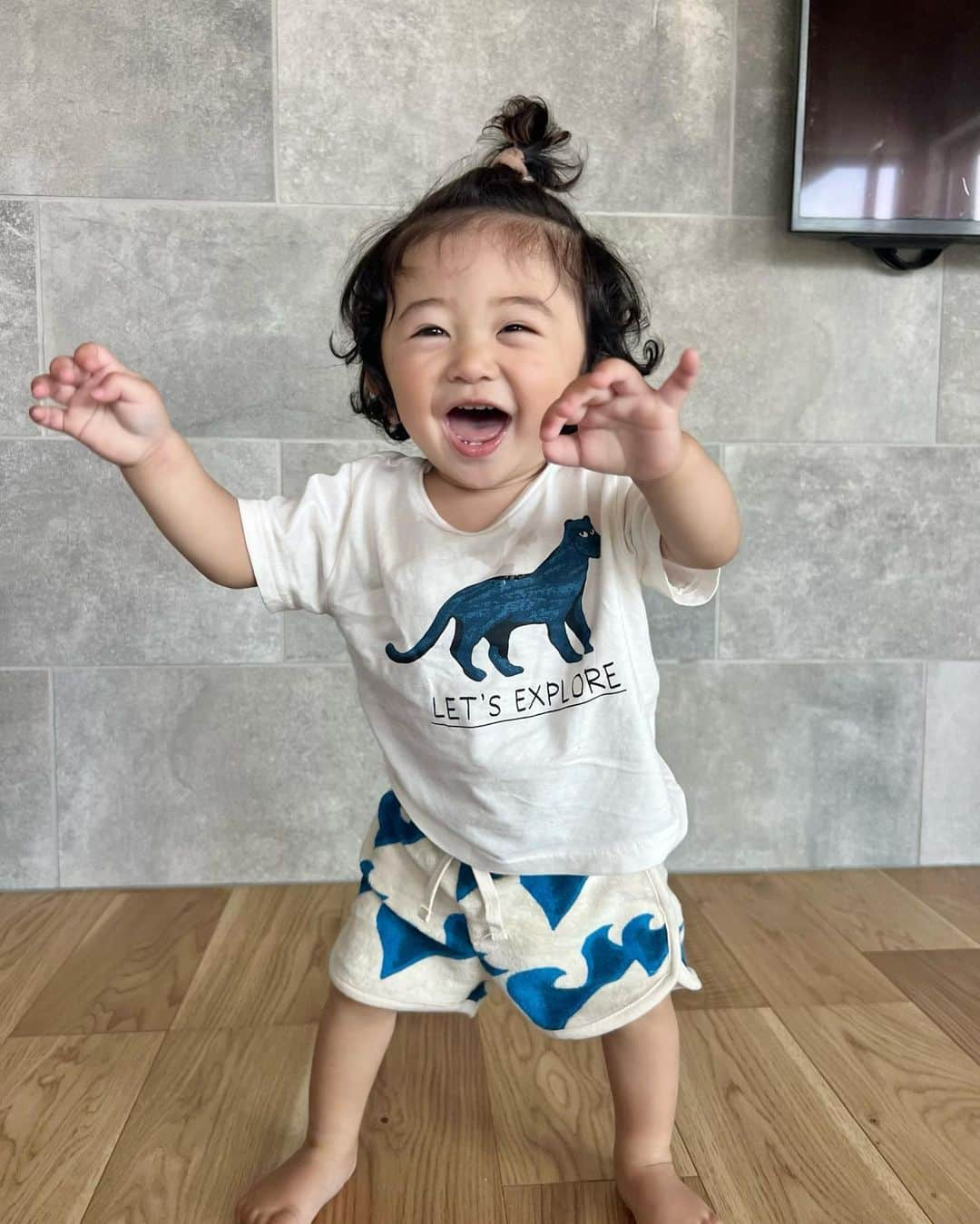 Ayaさんのインスタグラム写真 - (AyaInstagram)「あなたの笑顔が最高ー👶🏻❤️‍🔥❤️‍🔥 毎日癒されるぜ🥰  #今日の僕#0歳#生後11ヶ月#男の子ベビー#来月で1歳 #次男#笑顔が癒し#天パベビー#ちょんまげヘア」5月18日 21時19分 - aya__fit