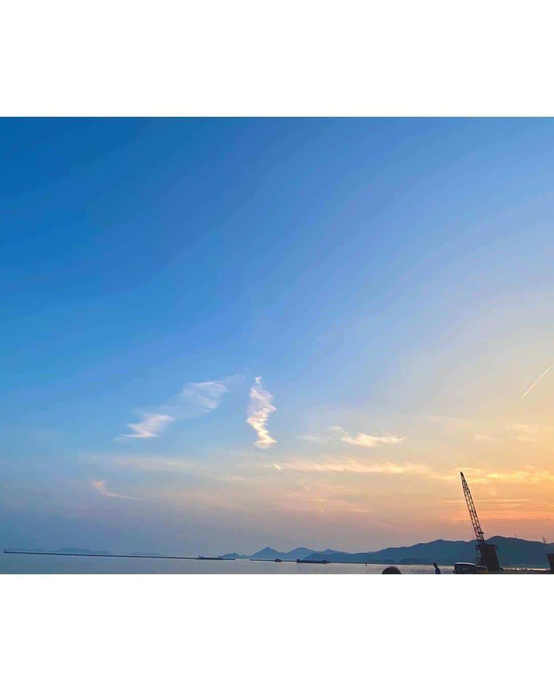 立石純子さんのインスタグラム写真 - (立石純子Instagram)「瀬戸内海は岡山での釣りロケ　 2日目も無事に終了しました⋆✴︎⋆.*･ 　 この時期はもうすっかり日が長くて朝5時から19時すぎまでは全然明るい岡山です☺️⛰　 　 瀬戸内海から望む景色は本当に美しく。　 去年も来させていただいたのですが大好きな街になりました。　 　 タフな撮影ではありますが☺️🧢　 最終日も支えてくださる大信頼のチームの皆さんと共にがんばります！　 　 追伸:今回はイカのピアスで投げております♡　 お気に入り🦑✨🎣笑  #はだのブランドアンバサダー #シンガーソングライター #釣り #釣りガール #海 #旅ガール #trip #instalike #instagood#love #yamashita  #エギング #イカ釣り #コウイカ　 #エギーノ#もぐもぐサーチ  #eging  #fish #fishing #love #エギングガール #eginno #enjoy  #🎣 #😊 #🦑 #瀬戸内海 #岡山 #happy #ピアス #アオリイカ」5月18日 21時20分 - junkokokotateishi