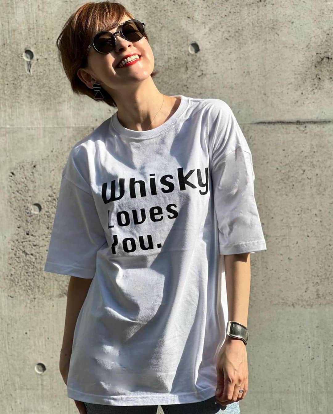 トムセン陽子さんのインスタグラム写真 - (トムセン陽子Instagram)「【Bär Dram】 Bär Dramの新作Tシャツ︎のお披露目です💕︎🐻🥃  前回大好評だったロンTのTシャツバージョン︎💕︎ ブラック同様、ホワイトにもホワイトの文字で、隠れメッセージのようにしました✨️  そして「ウイスキーがスキ」に対するウイスキーからのアンサーを、新作Tシャツに英語であしらったのが、「Whisky Loves You.」😉💗  今回もドロップオフショルダーで、オーバーサイズに着るだけでオシャレなフォルムに。  こだわりが詰まった新作Tシャツ、 明日19時から発売開始です🥃︎💕︎  #beardram #ベアドラム #ウイスキーアパレルブランド #whisky #ウイスキー #lovewhisky」5月18日 21時13分 - yokothomsen