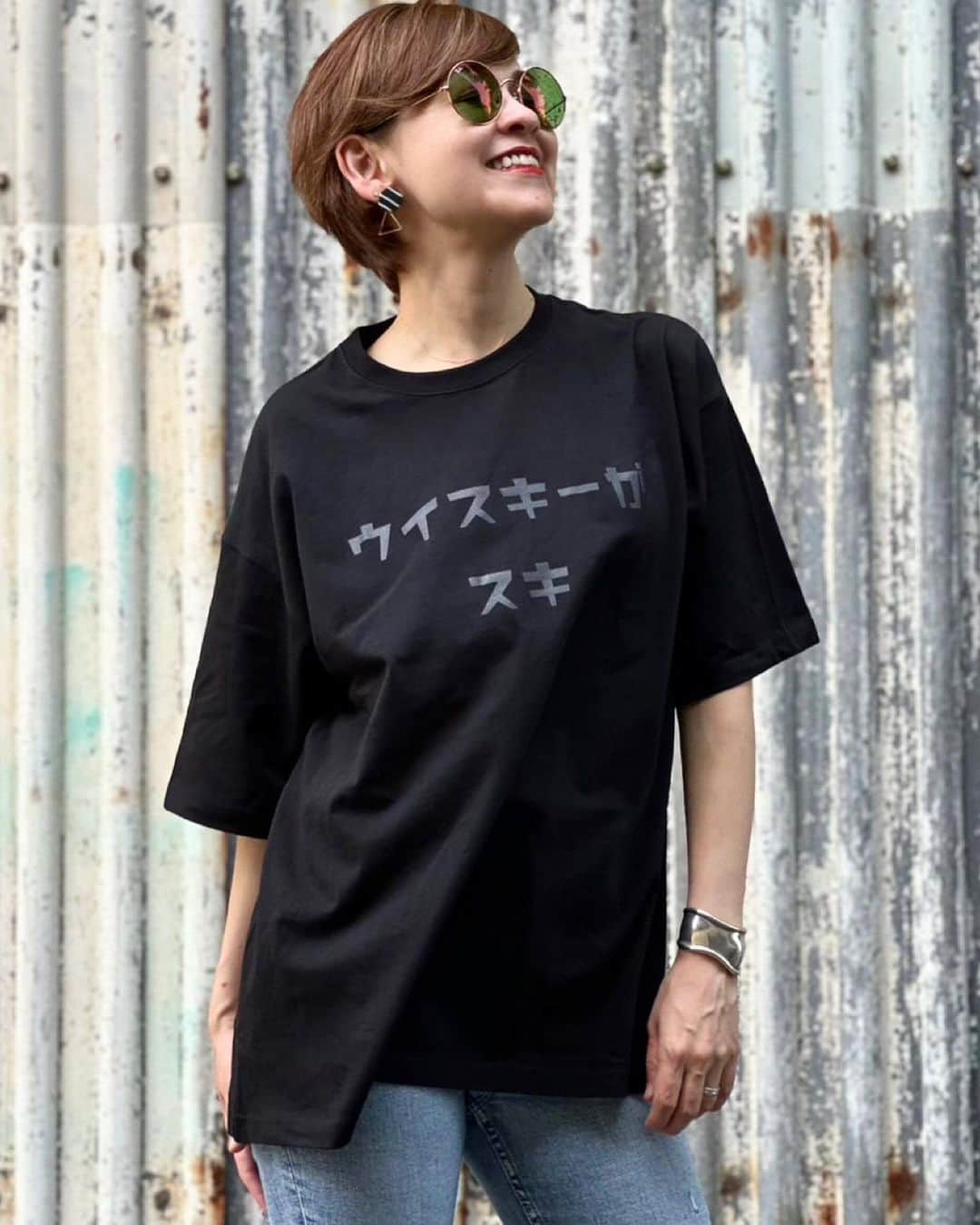 トムセン陽子さんのインスタグラム写真 - (トムセン陽子Instagram)「【Bär Dram】 Bär Dramの新作Tシャツ︎のお披露目です💕︎🐻🥃  前回大好評だったロンTのTシャツバージョン︎💕︎ ブラック同様、ホワイトにもホワイトの文字で、隠れメッセージのようにしました✨️  そして「ウイスキーがスキ」に対するウイスキーからのアンサーを、新作Tシャツに英語であしらったのが、「Whisky Loves You.」😉💗  今回もドロップオフショルダーで、オーバーサイズに着るだけでオシャレなフォルムに。  こだわりが詰まった新作Tシャツ、 明日19時から発売開始です🥃︎💕︎  #beardram #ベアドラム #ウイスキーアパレルブランド #whisky #ウイスキー #lovewhisky」5月18日 21時13分 - yokothomsen