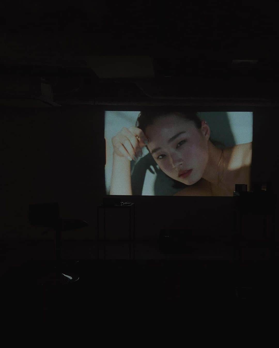 陣内勇人のインスタグラム：「. 新たな @celvoke.jp のはじまりは  " 洗練の余韻 " と題された フィルムの世界に引き込まれた。  director @yuka_washizu  新しいアイテムも使うのが楽しみ。  #celvoke #2023aw #makeup」