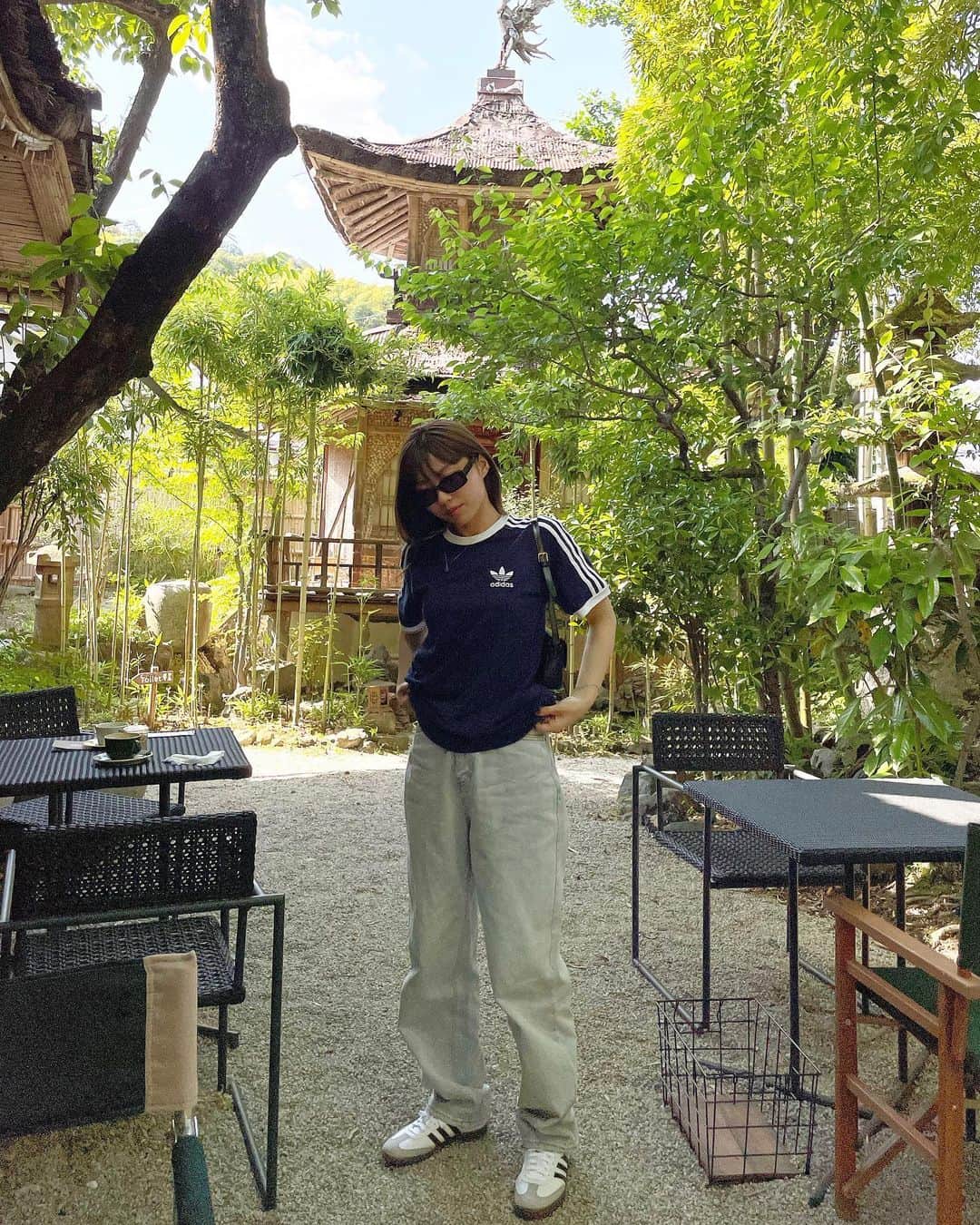 サキさんのインスタグラム写真 - (サキInstagram)「この日の京都は28℃ってことで 暑すぎて半袖デビュー💙💚 ほんまに暑すぎた笑  サングラス #adsr  カバン アクセサリー #celine  Tシャツ #adidas  ジーンズ #samoyed  シューズ #adidas」5月18日 21時15分 - 88_gira_88