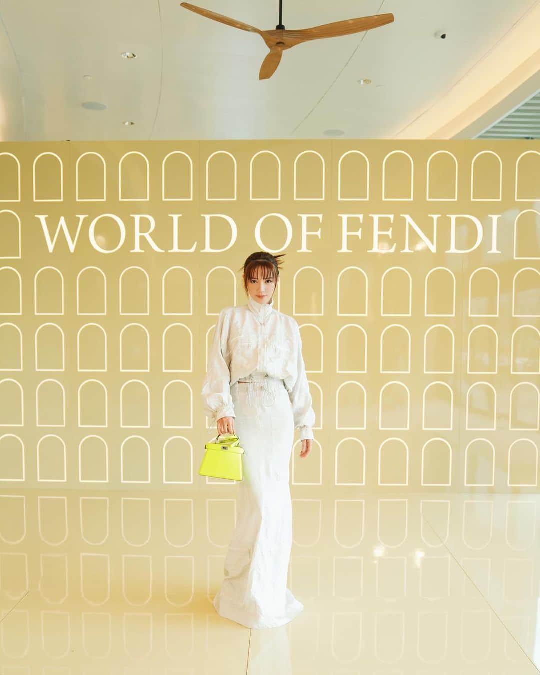 Elva Niのインスタグラム：「World of FENDI香港站 展現FENDI的巧手造詣及優雅格調 引領顧客沉醉於一趟夢幻之旅 特別一提是大家可以在現場隨喜好 在手袋或者外套上自訂不同FF標誌、Karligraphy標誌或其他品牌經典圖案 打造屬於自己的個人風格 Thanks for having me!❤️  @Fendi #Fendi #FendiCouture hair @easfu」