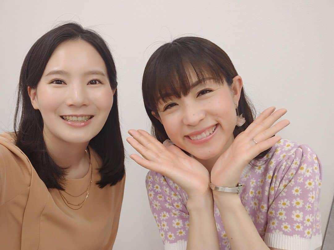 平地真菜のインスタグラム：「きょうはメッセージのところで、みるみるうちに顔が赤くなるレアな菊ちゃんを見ました👀✨  菊とバラは同じお花だから近い→ピントチャレンジの合言葉のヒントになると思ったそうです😂 （きょうの合言葉はバラ）  私は服の色が薔薇色 って意味かと思ってましたw  菊野さっちゃん改めバラ野さっちゃんです😂  #ポーズもバラを意識🌹」