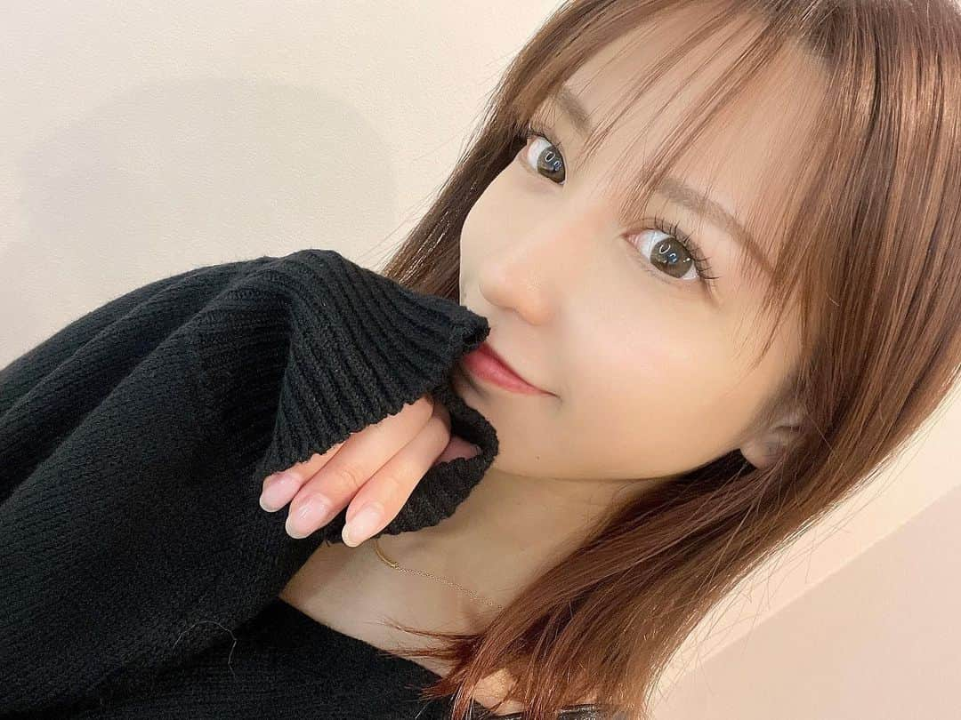 高塚みゆきのインスタグラム：「おめめ🖤  ︎︎ そして..お久しぶりな最近のわたしです🫠  ︎︎  ︎︎  ︎︎ 今ね、まつげパーマとエクステの組み合わが しっくりきすぎてリピート中( ¨̮ )*°   ︎︎  ︎︎   ︎︎  ︎︎  ︎︎ ところで皆さん、、お元気ですか？🥹💞  ︎︎ コメントお待ちしております👼🏻 . . .」