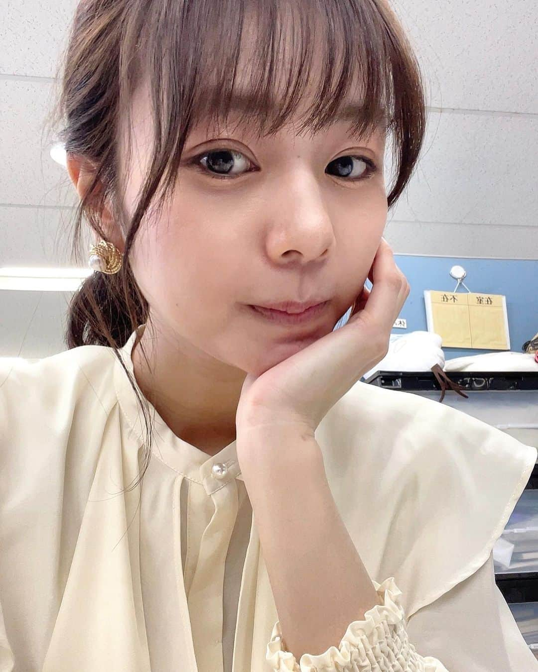 杉浦みずきさんのインスタグラム写真 - (杉浦みずきInstagram)「結構前だけど好評だった時の衣装とスタイリング🤍🫶 おまけ2枚はよくわからない表情、笑  ブラウス&スカート @lieulien_lul  イヤリング @osewaya_official  パンプス @dianashoespress」5月18日 21時15分 - mizuki_sugiura