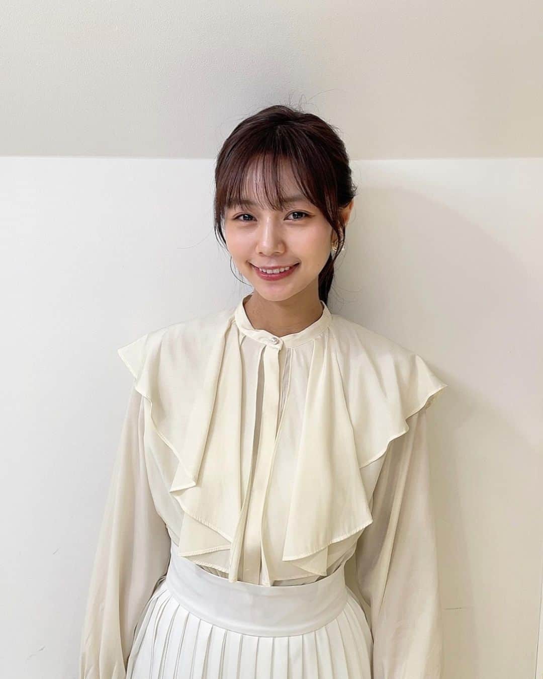 杉浦みずきのインスタグラム：「結構前だけど好評だった時の衣装とスタイリング🤍🫶 おまけ2枚はよくわからない表情、笑  ブラウス&スカート @lieulien_lul  イヤリング @osewaya_official  パンプス @dianashoespress」