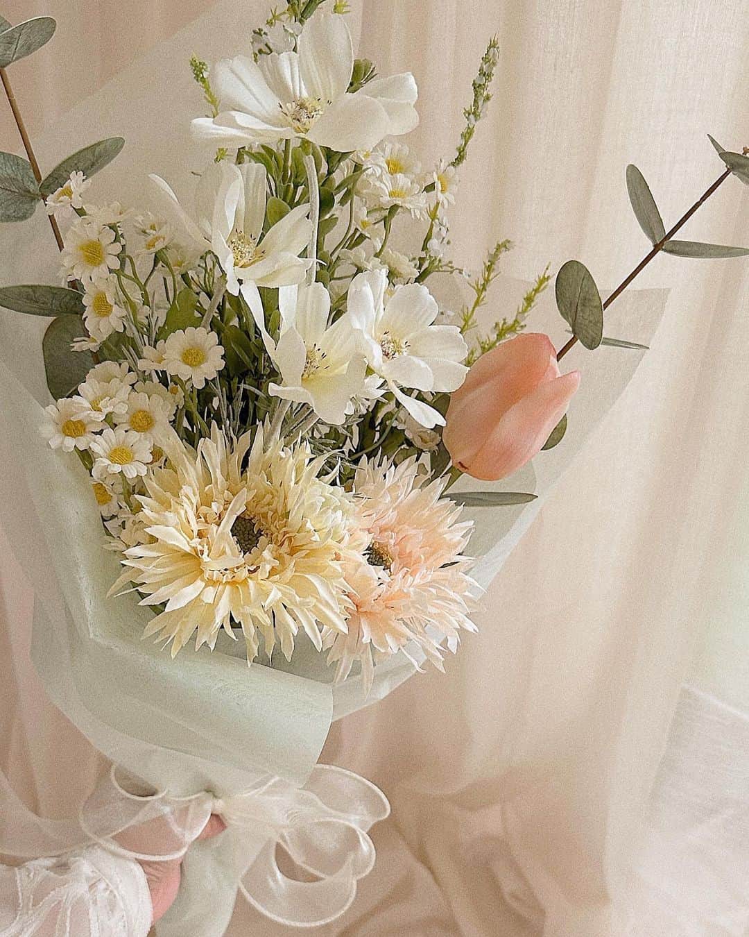 chocoさんのインスタグラム写真 - (chocoInstagram)「** ㅤㅤㅤㅤㅤㅤㅤㅤㅤㅤㅤㅤㅤ 可愛い造花のブーケ💐‎𓂃 𓈒 ㅤㅤㅤㅤㅤㅤㅤㅤㅤㅤㅤㅤㅤ @littlerooms.jp のPOPUPで🥹🫶🏻 ㅤㅤㅤㅤㅤㅤㅤㅤㅤㅤㅤㅤㅤㅤㅤㅤㅤㅤㅤㅤㅤㅤㅤㅤㅤㅤ 本物っぽいのに造花だからこのままでも可愛いし 花瓶に入れ替えても可愛いし🥺 とりあえず今はこのまま楽しんでる💓 ㅤㅤㅤㅤㅤㅤㅤㅤㅤㅤㅤㅤㅤ 昨日組み立てたお気に入りのチェストも🧺 ㅤㅤㅤㅤㅤㅤㅤㅤㅤㅤㅤㅤㅤ POPUPの様子は次に載せます〜🥰 ㅤㅤㅤㅤㅤㅤㅤㅤㅤㅤㅤㅤㅤ  ㅤㅤㅤㅤㅤㅤㅤㅤㅤㅤㅤㅤㅤ #造花#ブーケ#お花のある暮らし#造花ブーケ#ナチュラルインテリア#淡色インテリア#韓国インテリア#おうちインテリア#楽天購入品#楽天room」5月18日 21時15分 - choco__24_