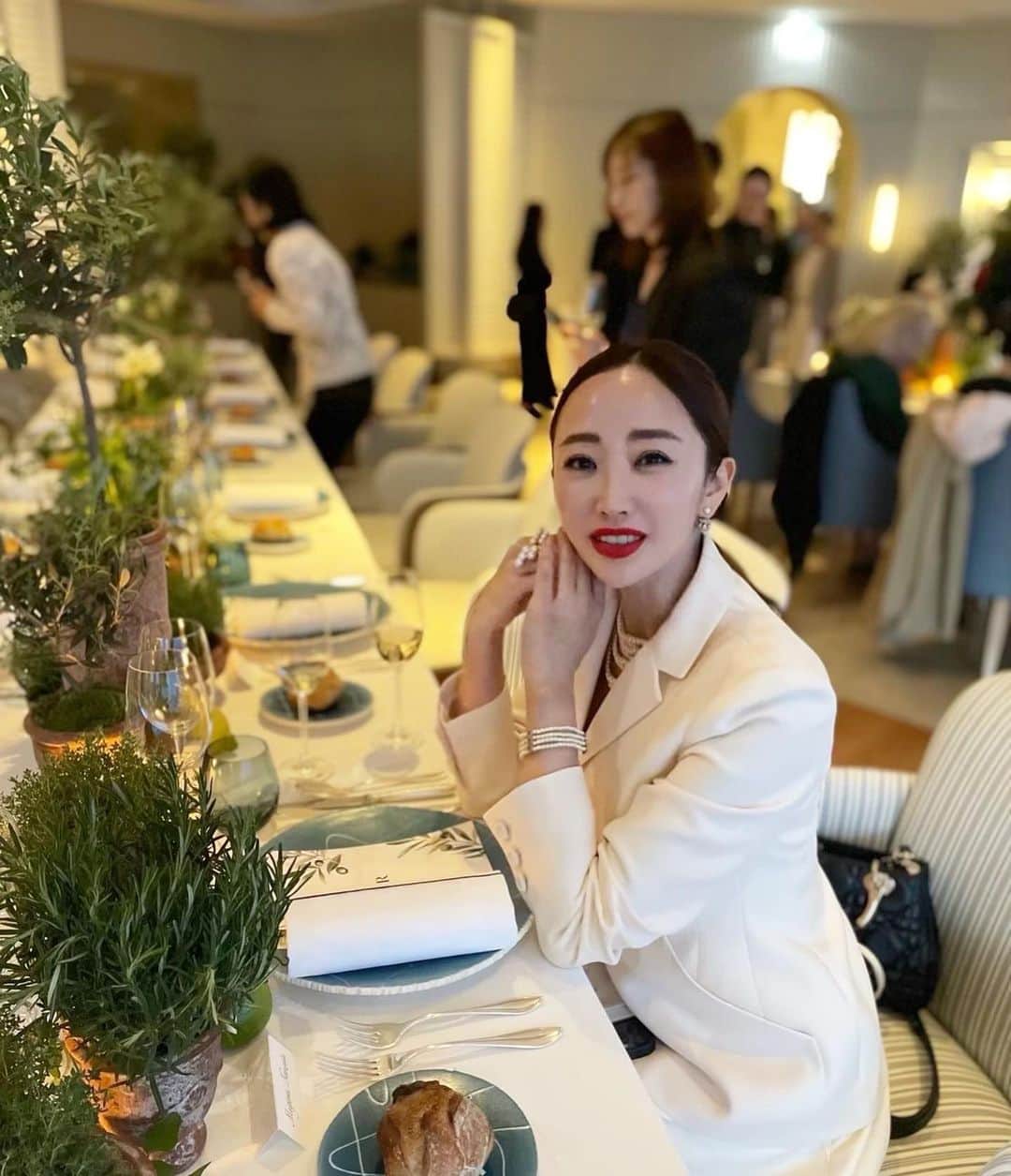 神崎恵のインスタグラム：「・ パルファン・クリスチャン・ディオール  サイエンティフィック コミュニケーション ディレクターであるヴィルジニー・クトゥロー、 LVMHリサーチ ライフ サイエンス部門 サイエンティフィック コーディネーター　ロール・クラッブ=ヴェールとテーブルを囲みながら、スキンケアやコスメ、日本の美容について意見交換をしました。 少しだけ力をゆるめながら、ビューティのお話ができるこの時間も好きなんです。  ルージュ ディオール 999V ベルベットをつけたくて、Diorのホワイトジャケットとスカートを選びました。 アイカラーはサンク クルール クチュール533（サマー コレクション 2023 ). 唇がポイントだからチークはなし。 そのかわりに、アイラインを長めに引き、マスカラも上下たっぷり塗りました。  @diorbeauty  @hotelducapedenroc  #dior #diorbeauty」