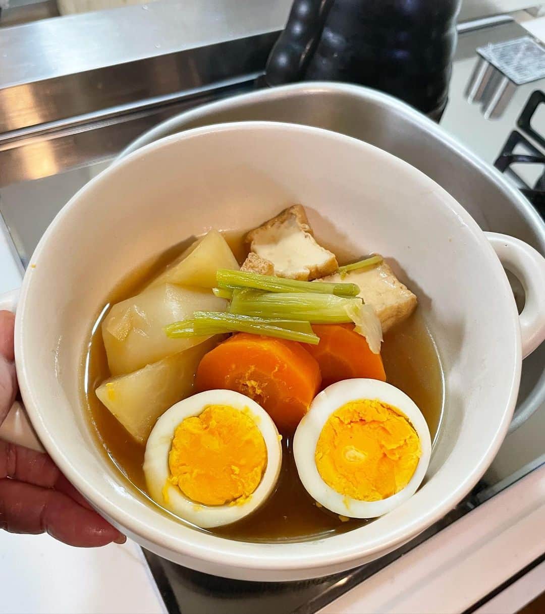 内海和子さんのインスタグラム写真 - (内海和子Instagram)「. カブと人参、厚揚げ、卵の煮物 卵は殻ごと具材と一緒に入れて ゆで卵にしてしまいます。 殻をむき、楊枝で底に穴を開けて ダシとお醤油、味醂、お酒で 煮込みました。 . . #作るけど食べない#煮物嫌い #母のご飯#高齢者用のご飯  #カズゴハン #おうちごはん#うちごはん #毎日手作り#健康第一 #作り置き#料理記録#献立#手作り料理 #丁寧な暮らし#幸せの食卓部 #内海和子 #食器#うつわ#うつわずき#器 #ぬか漬けソムリエ」5月18日 21時17分 - kazukoutsumi
