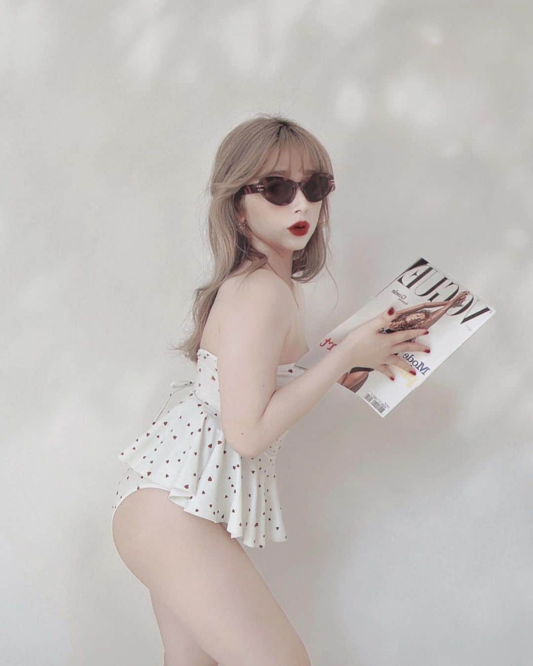 puinpiのインスタグラム：「swim suit...♡  オトナが着るハート柄の水着を つくりました♡  柄や型がキュートなので、 セクシーさがなくならないよう脚長に見えるライン、 ペプラムだけどウエストラインも見えるようにしているのがこだわりです♡  （これはモデルさんの写真みてもらえると♡）  セパレートなので身長も気にせず、 後ろがレースアップで締めれるので 桃さんも、ヘルシーさんにも寄り添える水着かと思います🦦🫶🏻  思いっきり遊べるように、調整できる肩紐も両サイドに付属♡  上質で、撥水性も高く、旅先でも早く乾きやすいかと思います♡！  水着作るの3年ぶりで モデルさんの撮影中に私何回も泣きそうになった…笑、、  水着のかわいいショートムービーを撮ったので、 @puishop.official でチェックしてね♡  #Pui#Puishop #水着#プールサイド#プールコーデ  #女子旅#ハート#プイ#ヘアスタイル#ミルクティーベージュ#赤リップ」