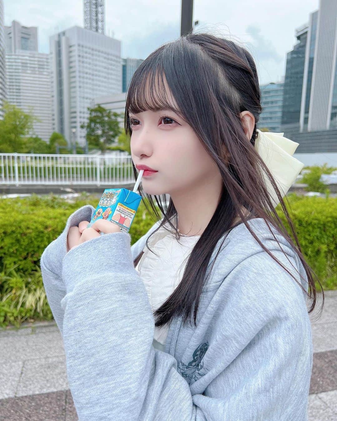 のインスタグラム：「. アンパンマンのジュースってなんか飲みたくなるよね  ・ ・ ・   #黒髪  #黒髪ロング  #黒髪ショート  #黒髪アレンジ  #黒髪ミディアム  #ハーフアップアレンジ  #ハーフアップ  #メリージェニー  #merryjenny  #shein  #sheinコーデ  #shein購入品  #パーカー女子  #パーカーコーデ  #自撮り  #自撮り界隈  #自撮り女子  #いいね返し」