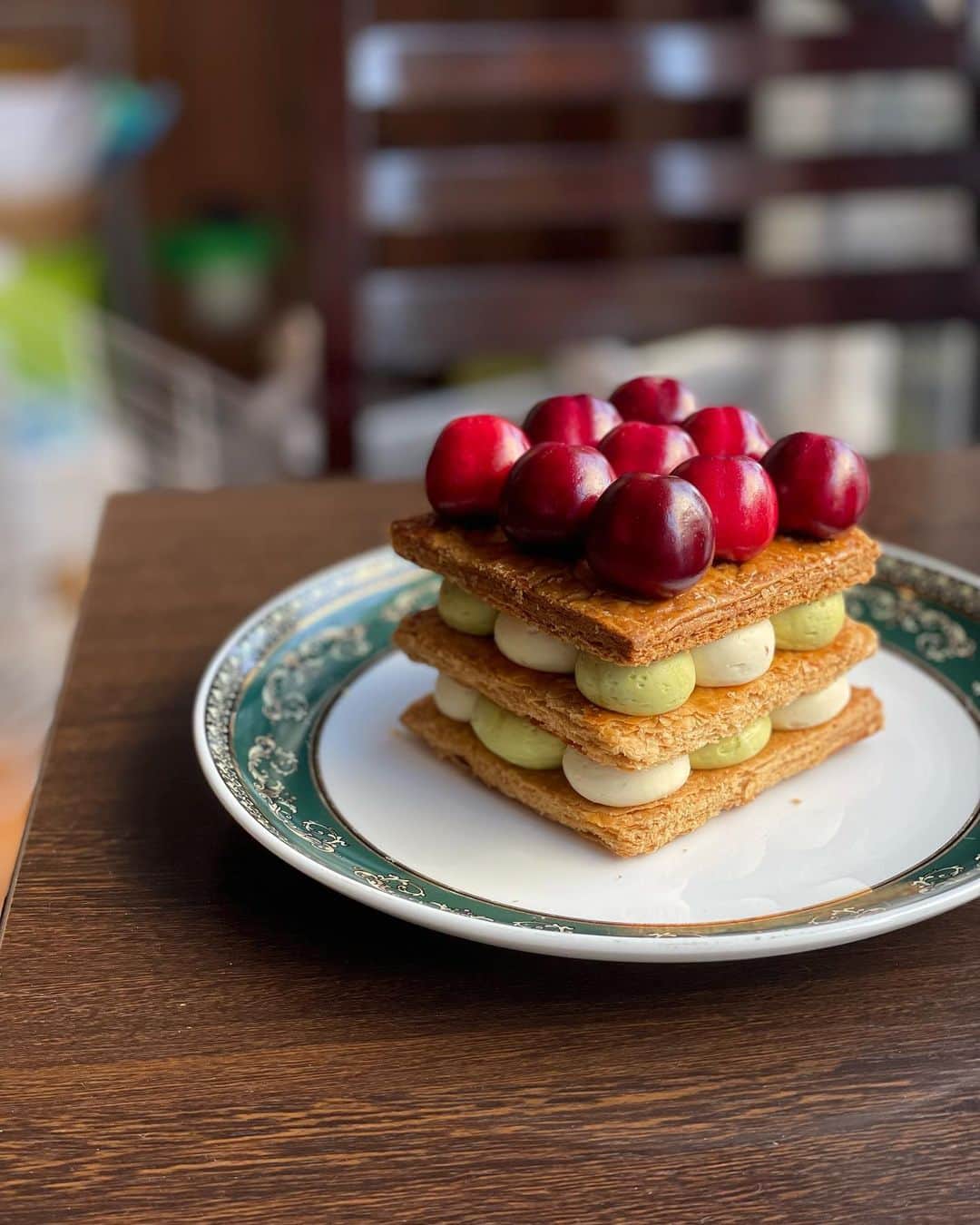 のインスタグラム：「ピスタチオチェリー🍒  今年のアメリカンチェリーは入荷が少ないようですのでタイミングを逃さないようにお取置きをお勧めいたします。  #リスカフェ #アメリカンチェリー #ミルフィーユ #高田馬場グルメ #山手線グルメ #新宿カフェ #東西線グルメ」