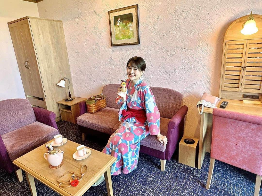 浅井麻里さんのインスタグラム写真 - (浅井麻里Instagram)「👘ラビスタ草津ヒルズ♨️ ⁡ 草津温泉に行ってきました！♨️✨ ⁡ 洋館スタイルの欧風リゾートホテル・ ラビスタ草津ヒルズ✨ 大好きな共立リゾートのホテルに宿泊❤️😊 ⁡ ⭐️赤ずきん、ヘンゼルとグレーテル、白雪姫、の グリム童話をモチーフにした客室 (1枚目の写真のお部屋は、赤ずきんルーム) ⭐️無料の貸切露天風呂4つ ⭐️夕食のコース料理に名物の絶品キャベツロール ⭐️夜は湯畑への送迎バスあり ⭐️全室天然温泉露天風呂付き ⭐️2つの源泉から引き込んだ名湯の眺望大浴場 ⭐️ラウンジでの軽食サービス(ビールも！) ⭐️和洋バイキングの朝食 ⭐️湯上がりアイスやドリンク ⭐️共立リゾートといえばの夜鳴きそば などなど… 書き切れないし写真ものせきれない！🤣💕 ⁡ 軽食や湯上がりアイスやドリンク、 夜鳴きそばなどは全部無料❣️👏 とっても快適でまったり過ごせた✨☺️ ⁡ 詳しくは記事にまとめるから、 公開されたらぜひ読んでねー！📝 ⁡ ⁡ 💫ラビスタ草津ヒルズ @lavista_kusatsuhills 群馬県吾妻郡草津町大字草津226番15 (草津温泉バスターミナル駅または軽井沢駅から 送迎バスあり🚌) ⁡ ⁡ #ラビスタ草津ヒルズ #草津 #草津温泉 #ラビスタ #共立リゾート #露天風呂 #女子旅 #貸切露天風呂 #草津旅行 #温泉 #温泉旅行 #温泉旅館 #温泉宿 #温泉女子 #温泉巡り #ホテル #草津ホテル #ホテルステイ #旅ライター #トラベルライター #ホテル女子会 #国内旅行 #温泉浴衣 #タビジョ #草津温泉旅行 #草津グルメ #草津温泉湯畑 #japantravel」5月18日 21時23分 - mari_asai_625