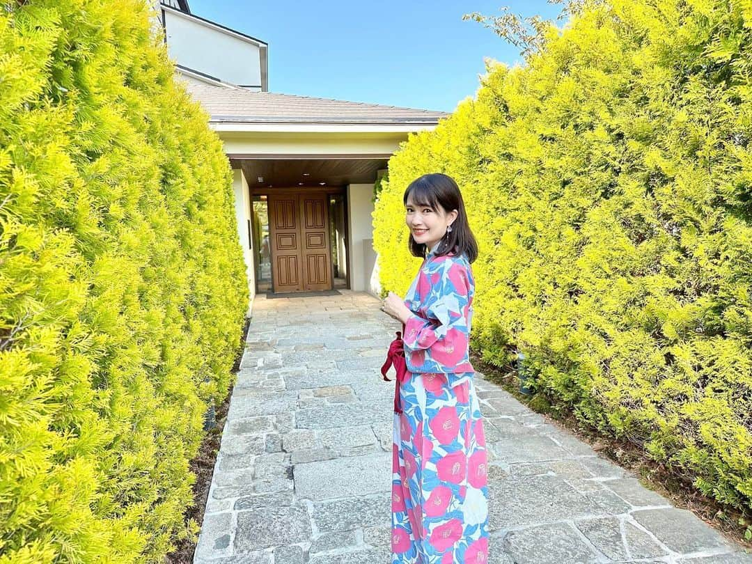 浅井麻里さんのインスタグラム写真 - (浅井麻里Instagram)「👘ラビスタ草津ヒルズ♨️ ⁡ 草津温泉に行ってきました！♨️✨ ⁡ 洋館スタイルの欧風リゾートホテル・ ラビスタ草津ヒルズ✨ 大好きな共立リゾートのホテルに宿泊❤️😊 ⁡ ⭐️赤ずきん、ヘンゼルとグレーテル、白雪姫、の グリム童話をモチーフにした客室 (1枚目の写真のお部屋は、赤ずきんルーム) ⭐️無料の貸切露天風呂4つ ⭐️夕食のコース料理に名物の絶品キャベツロール ⭐️夜は湯畑への送迎バスあり ⭐️全室天然温泉露天風呂付き ⭐️2つの源泉から引き込んだ名湯の眺望大浴場 ⭐️ラウンジでの軽食サービス(ビールも！) ⭐️和洋バイキングの朝食 ⭐️湯上がりアイスやドリンク ⭐️共立リゾートといえばの夜鳴きそば などなど… 書き切れないし写真ものせきれない！🤣💕 ⁡ 軽食や湯上がりアイスやドリンク、 夜鳴きそばなどは全部無料❣️👏 とっても快適でまったり過ごせた✨☺️ ⁡ 詳しくは記事にまとめるから、 公開されたらぜひ読んでねー！📝 ⁡ ⁡ 💫ラビスタ草津ヒルズ @lavista_kusatsuhills 群馬県吾妻郡草津町大字草津226番15 (草津温泉バスターミナル駅または軽井沢駅から 送迎バスあり🚌) ⁡ ⁡ #ラビスタ草津ヒルズ #草津 #草津温泉 #ラビスタ #共立リゾート #露天風呂 #女子旅 #貸切露天風呂 #草津旅行 #温泉 #温泉旅行 #温泉旅館 #温泉宿 #温泉女子 #温泉巡り #ホテル #草津ホテル #ホテルステイ #旅ライター #トラベルライター #ホテル女子会 #国内旅行 #温泉浴衣 #タビジョ #草津温泉旅行 #草津グルメ #草津温泉湯畑 #japantravel」5月18日 21時23分 - mari_asai_625