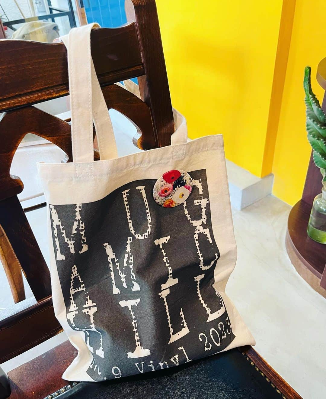 フルカワミキのインスタグラム：「MUGAMICHILLのtote bag Getッッッ👈🎊👉  つけるバッジを歌川国芳🐈とお花迷って今日はお花に。  MUGAMICHILLは明日5/19下北沢club251でLIVE(19:30〜) → mugamichill.com  久々だしめちゃ楽しみ。 すんごい世界観よ。  #mugamichill #ムガミチル #ナスノミツル #中村達也 #tatsuyanakamura #ナカコー　#kojinakamura」