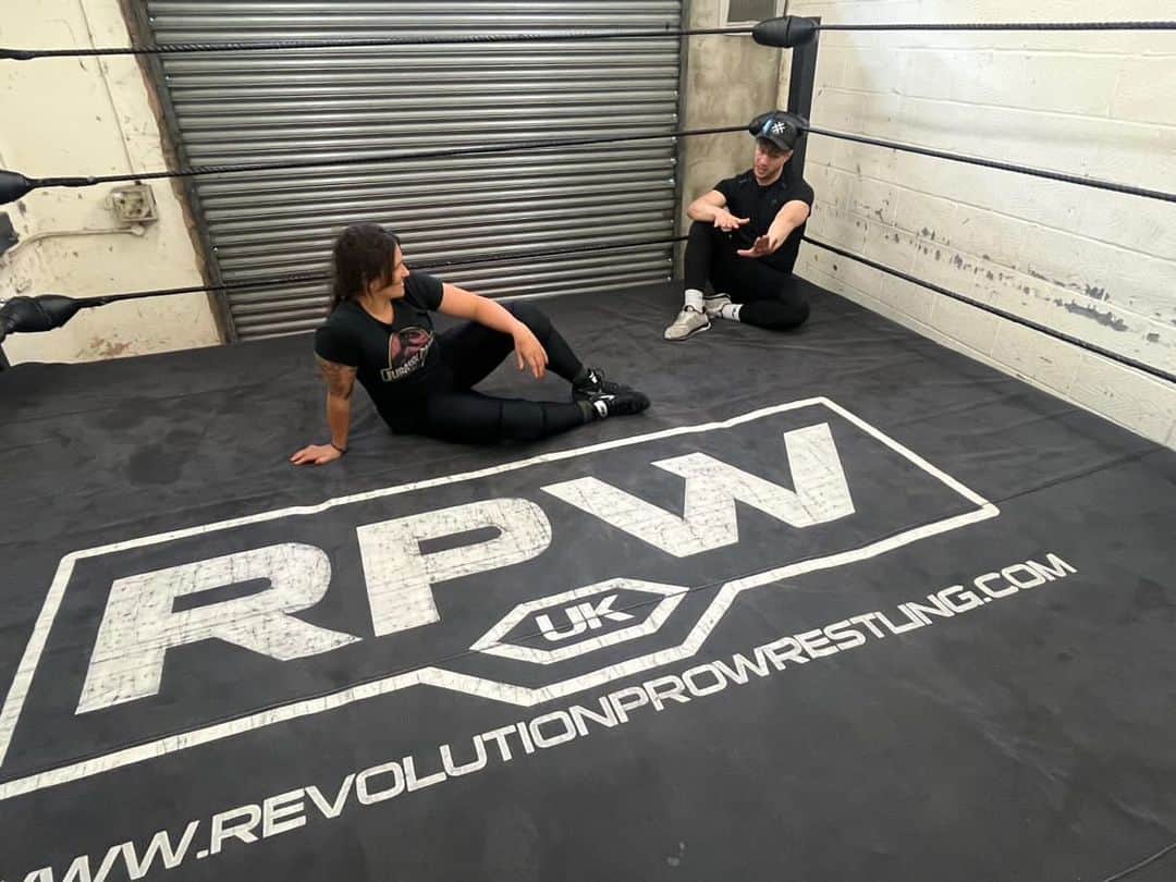 ウィル・オスプレイのインスタグラム：「Taped her up and ragged her for 3hrs…  We also did some training at @revprouk @londonschoolofwrestling to get @hailwindsor ready for her comeback.  Couldn’t have gone any better. Proud of her.」