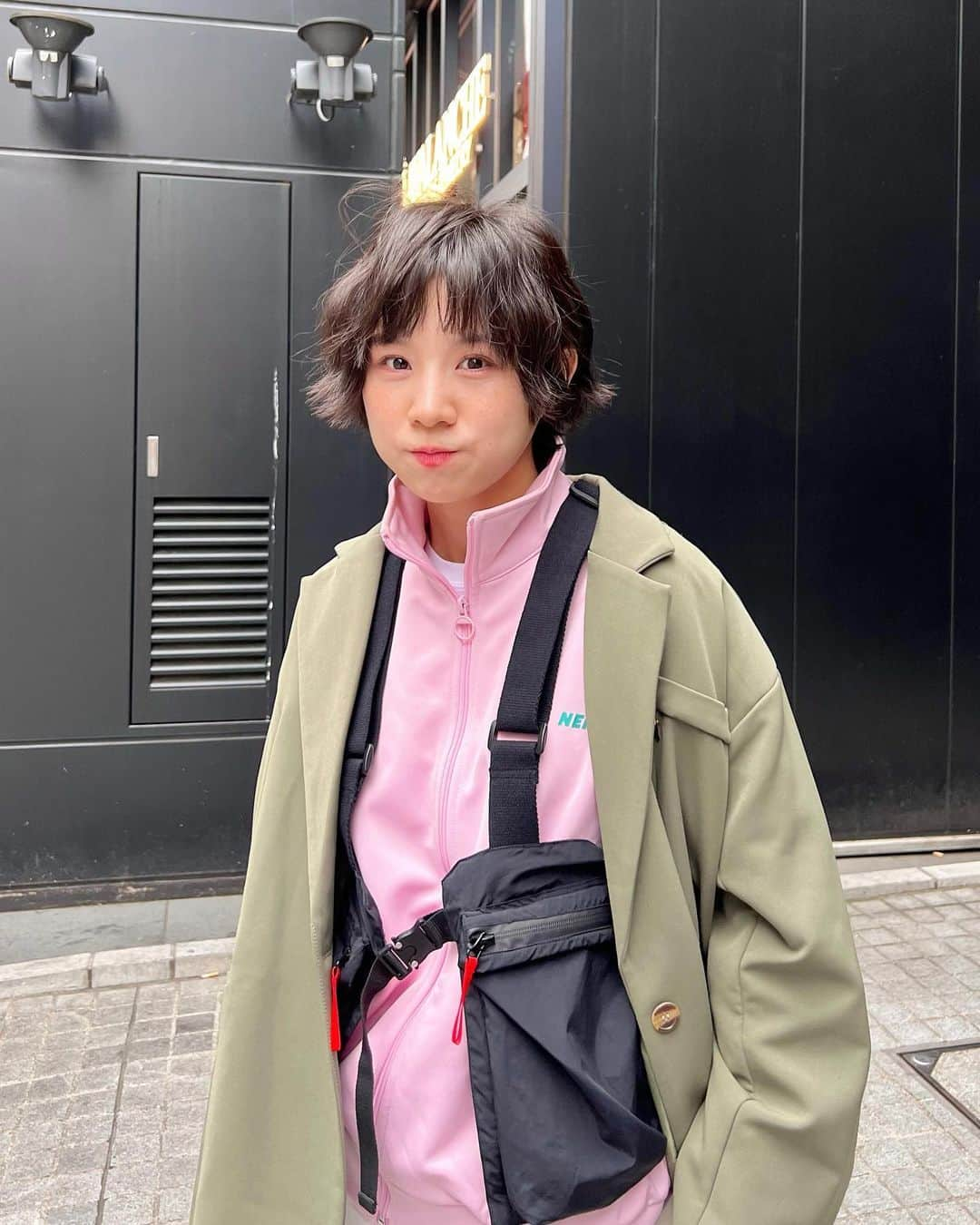 光永さんのインスタグラム写真 - (光永Instagram)「レイヤードコーデ🥨 この日は少し肌寒かったので。 カジュアルだけど、ジャケットとバッグで綺麗めにもしているのですねぇ👦🏻 (こういうズボンではあるけど、にしても楽屋で遊びすぎてシワシワ過ぎてるね) ㅤㅤㅤㅤㅤㅤㅤㅤㅤㅤㅤㅤ トラックジャケット：#NERDY ベスト：#so_c_hu パンツ：#libracue スニーカー：#reebok  バッグ：#kentohashiguchi  ㅤㅤㅤㅤㅤㅤㅤㅤㅤㅤㅤㅤ #ootd #outfit #メンズライクコーデ #ボーイッシュコーデ #トラックジャケットコーデ #トラックジャケット #ハンティングベスト #レイヤードコーデ」5月18日 21時25分 - hinata_official__