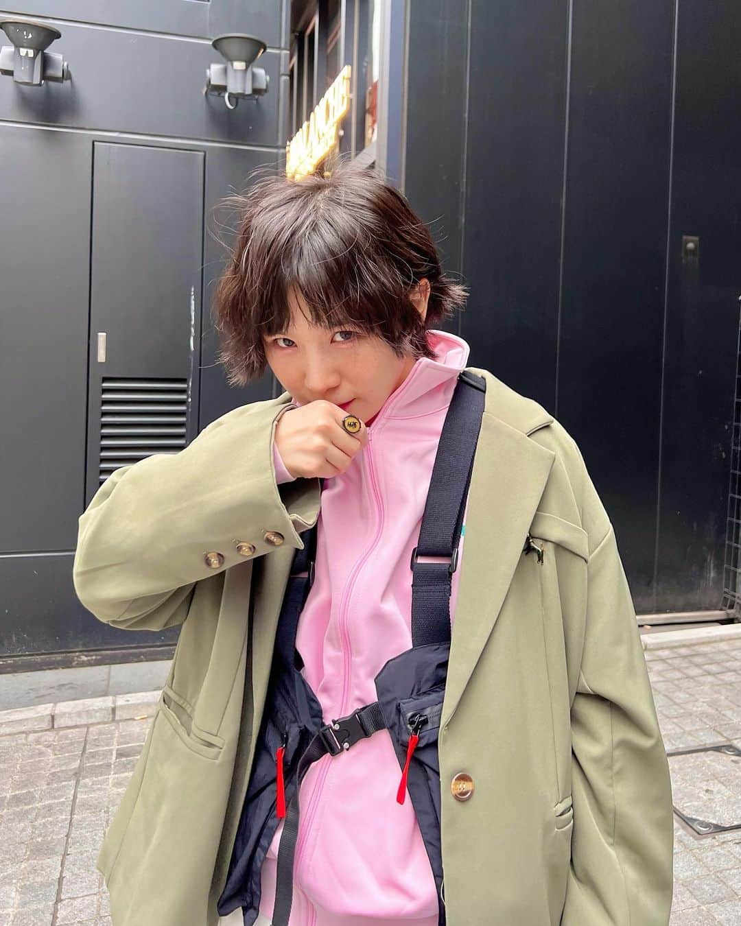 光永さんのインスタグラム写真 - (光永Instagram)「レイヤードコーデ🥨 この日は少し肌寒かったので。 カジュアルだけど、ジャケットとバッグで綺麗めにもしているのですねぇ👦🏻 (こういうズボンではあるけど、にしても楽屋で遊びすぎてシワシワ過ぎてるね) ㅤㅤㅤㅤㅤㅤㅤㅤㅤㅤㅤㅤ トラックジャケット：#NERDY ベスト：#so_c_hu パンツ：#libracue スニーカー：#reebok  バッグ：#kentohashiguchi  ㅤㅤㅤㅤㅤㅤㅤㅤㅤㅤㅤㅤ #ootd #outfit #メンズライクコーデ #ボーイッシュコーデ #トラックジャケットコーデ #トラックジャケット #ハンティングベスト #レイヤードコーデ」5月18日 21時25分 - hinata_official__