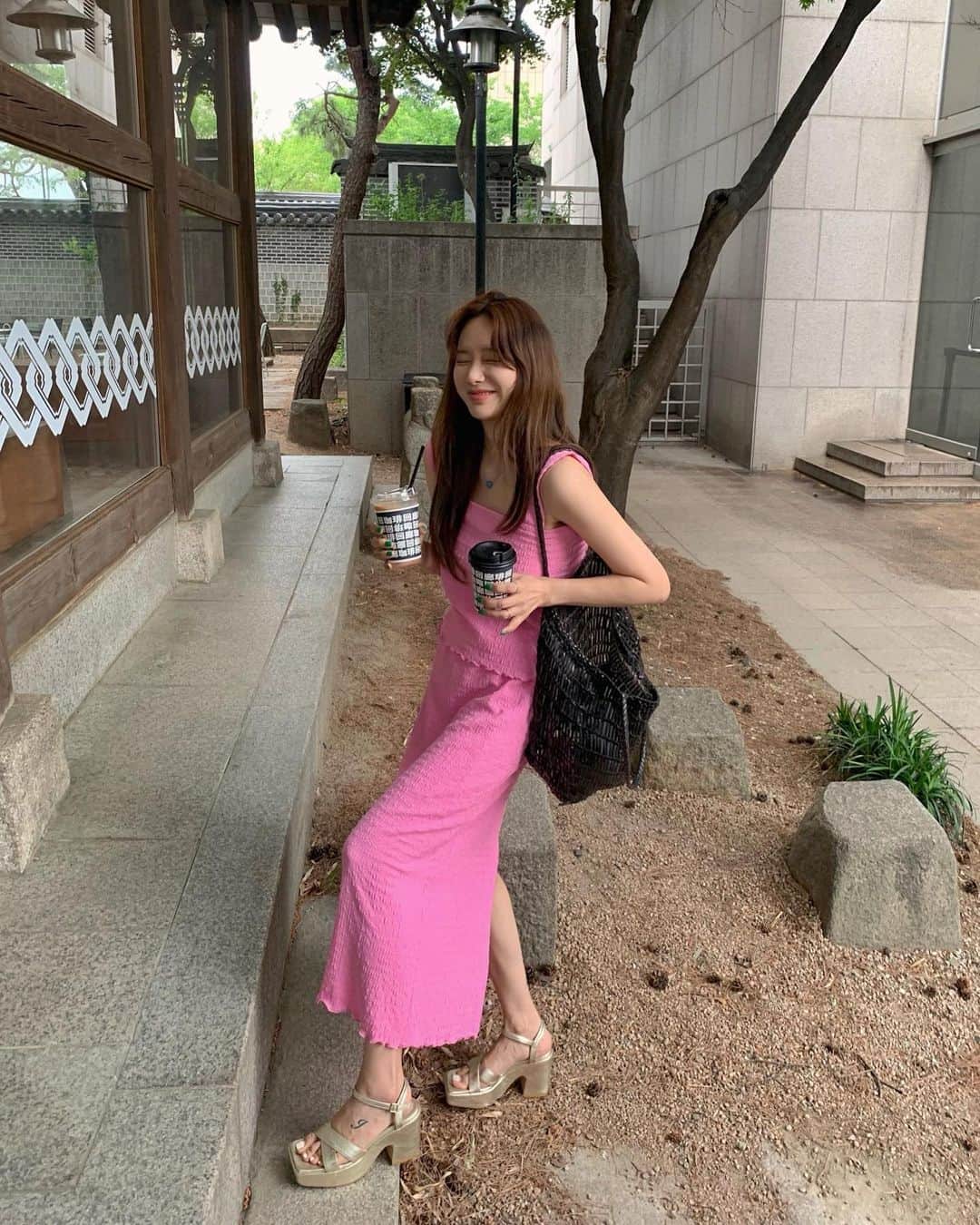 nanaのインスタグラム：「또 좋으면 계속 가니깡 다시 삼청동 매력에 푹💗  모든 옷템은  @toogood_official  신발은 @ribbontie_official  악세사리는 @shop_bornete」