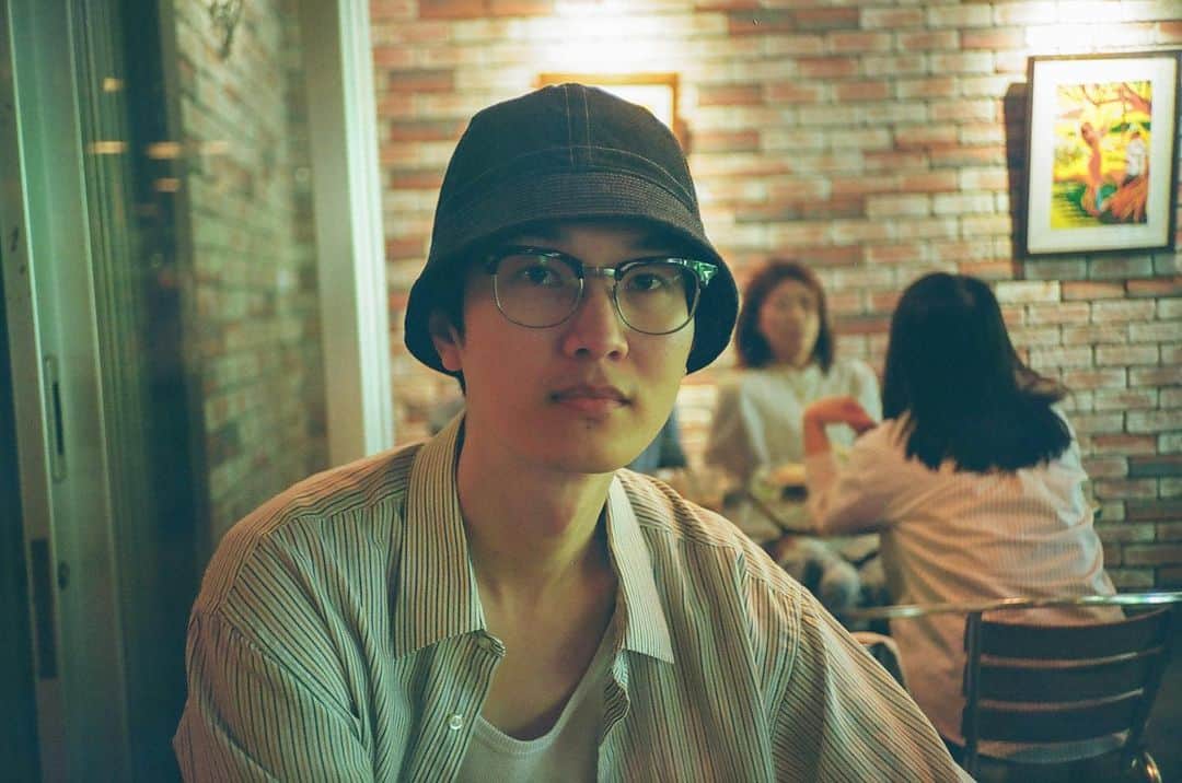 永井響のインスタグラム：「還暦を目前にイメチェンしたエネルギッシュな両親、せっかちで早歩きだからよく道を間違える。 @holoholo_photo  @holoholo.sweets   #konicabigminif」