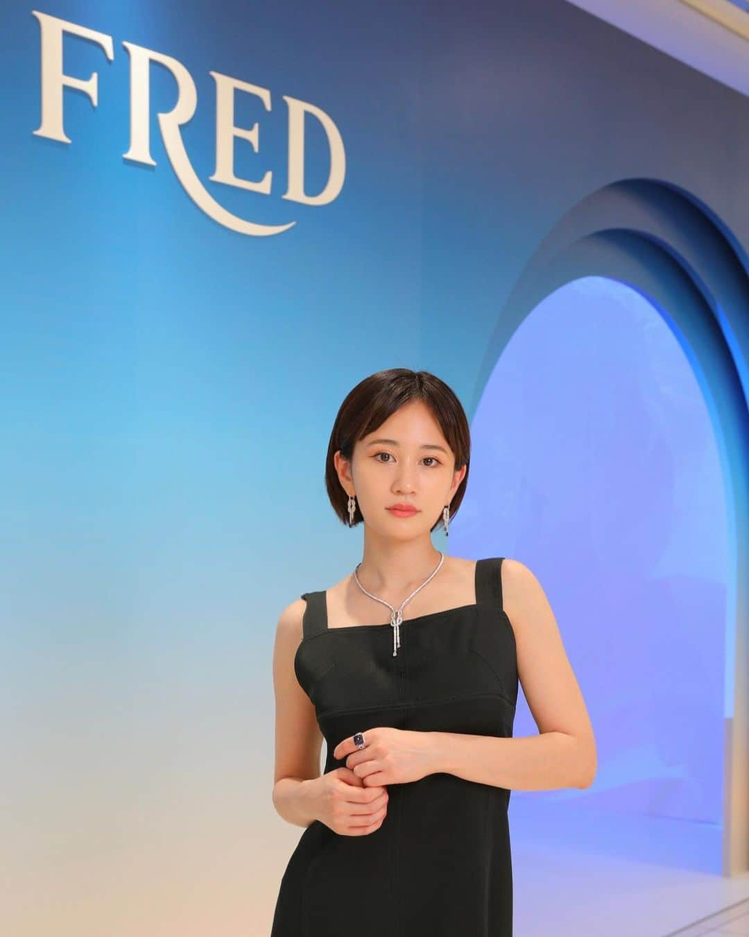 前田敦子さんのインスタグラム写真 - (前田敦子Instagram)「. .FRED “DIVE INTO THE BLUE”.   @fredjewelry #FREDRiviera #FREDJewelry #FREDParis #LiveTheJoy #PR リヴィエラの海の中にいるようなデジタルインスタレーションがきれいな空間でブルーコレクションジュエリーも最高に輝いてました💍 新宿伊勢丹１階プロモーションで5月23日まで 開催中だよ🐬」5月18日 21時36分 - atsuko_maeda_official