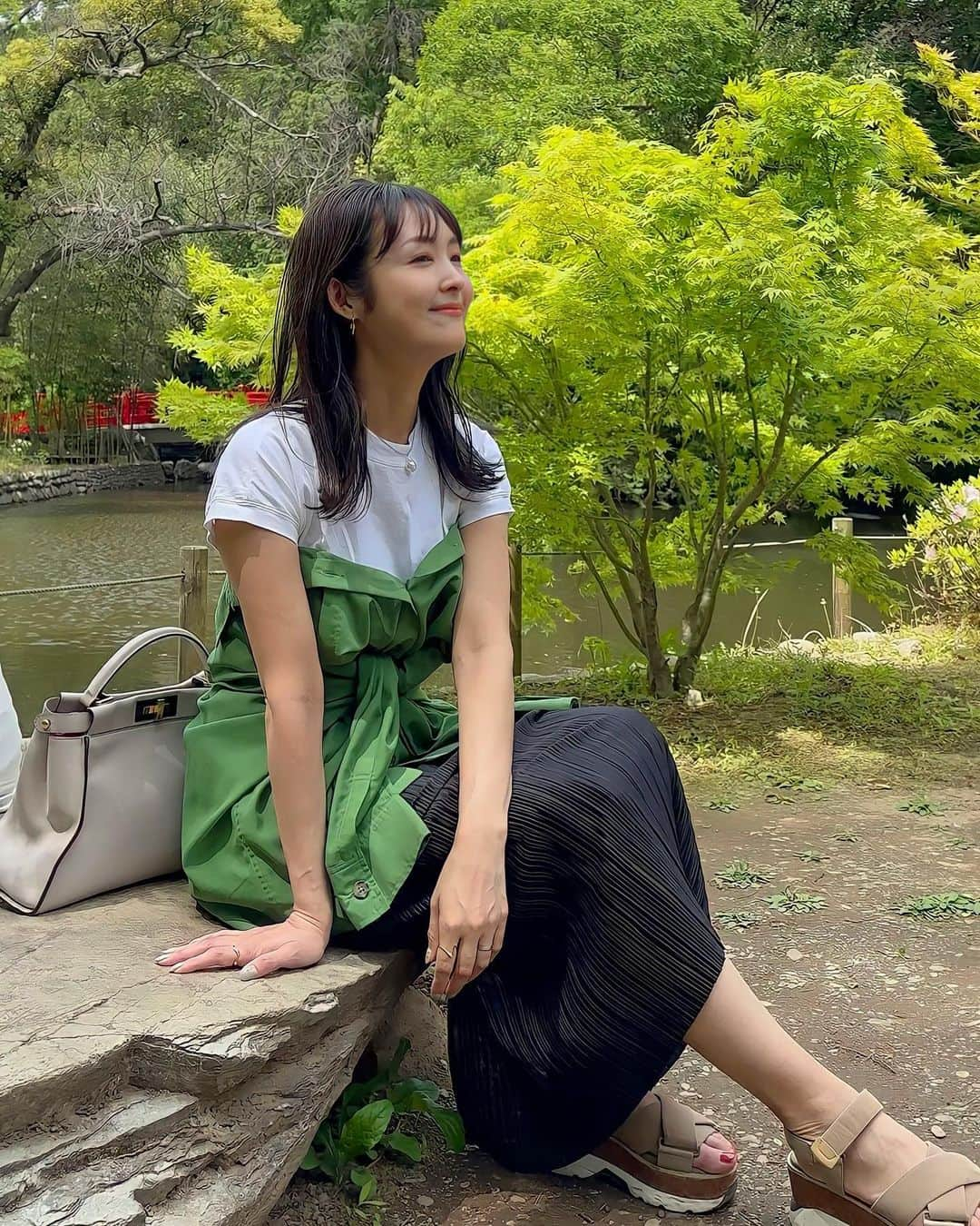 大西暁子のインスタグラム：「シャツアレンジ🦥  今年は色々と シャツで遊ぼうと思っていたもので  早速試してます🫡  　 この日はビスチェ風に✔︎  ただ羽織るよりも アクセントになっていい感じでした😌 　 マンネリしてるシャツも幅を広げて 楽しんで行きましょうっ💓  　 みなさんのおすすめシャツアレンジも ぜひ教えてくださいね👩‍🍳 　 #シャツアレンジ#シアーシャツ#夏コーデ#ママコーデ#骨格ウェーブ#骨格診断#骨格ソフトクラシック#7タイプ骨格診断#イエベコーデ#16タイプパーソナルカラー#ストロングオータム#イエベ秋#ビビッドスプリング#イエベ春#顔タイプキュート#顔タイプ診断#世田谷サロン#暁子ーデ」