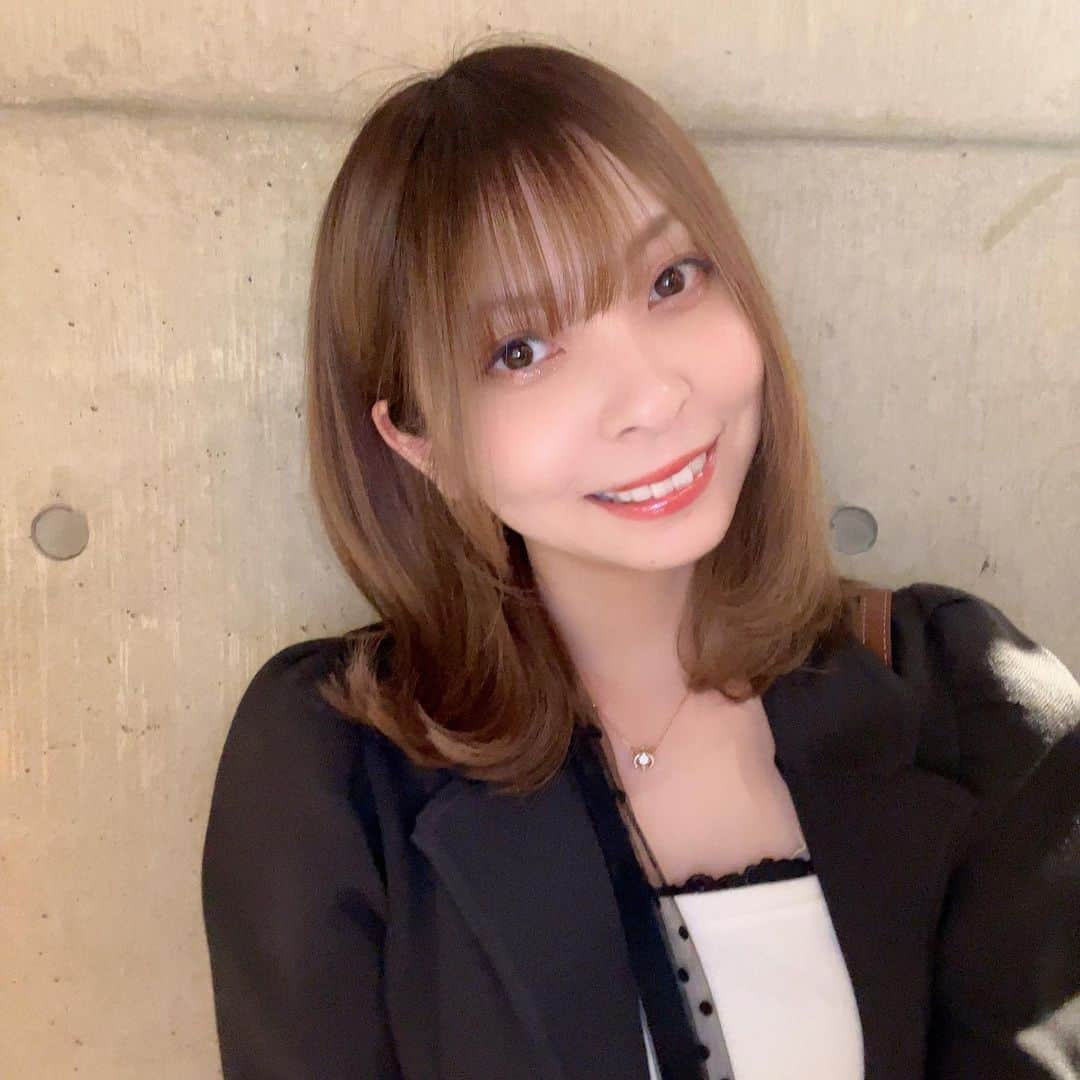 草場愛さんのインスタグラム写真 - (草場愛Instagram)「先日、いつもお世話になっている東京中央美容外科池袋東口院( @tcbikebukuro )さんで今井先生（ @tcb_imai_kazuomi ）にコラーゲンピールをしていただきました。 . 肌のターンオーバーを促して肌を綺麗にしていくものなんだけど、やっぱり歳を重ねる毎に肌荒れだったりくすみが気になっていたのでこれから通って素肌美人目指します…！ . . #美容外科ならtcb東京中央美容外科 #東京中央美容外科 #美容外科 #TCB #東京中央美容外科池袋東口院 #池袋東口 #美容クリニック #美容医療 #美容 #コラーゲンピール #PR」5月18日 21時30分 - manami_k1017