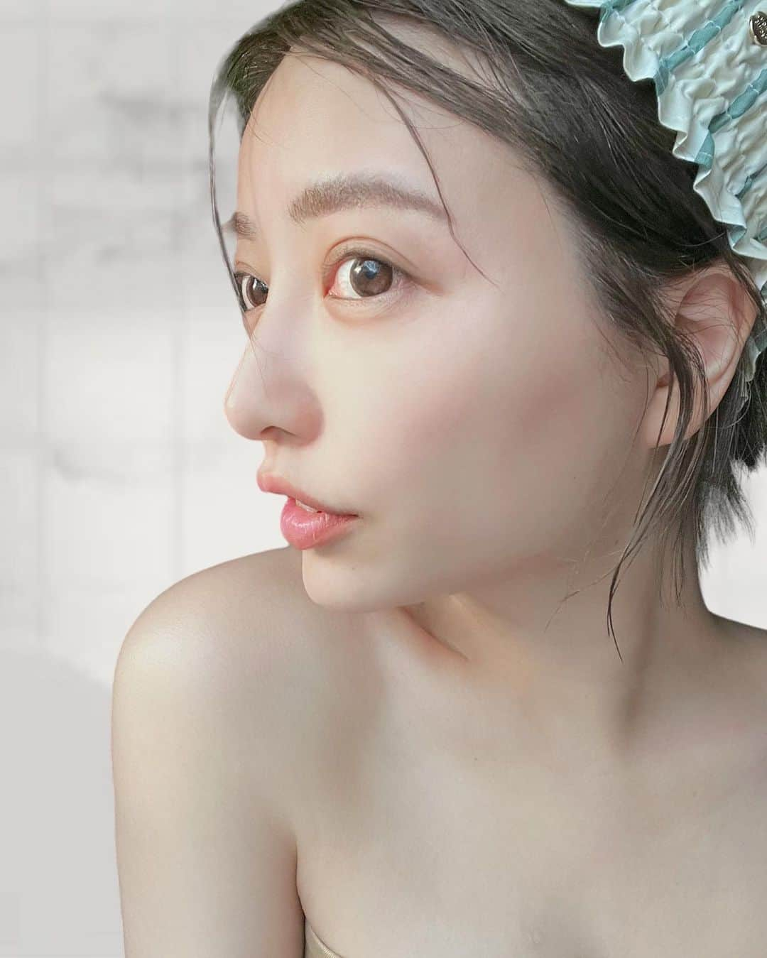 和希詩織さんのインスタグラム写真 - (和希詩織Instagram)「酵素洗顔❣️Wクレイ（*カオリン、モロッコ溶岩クレイ） ✖️炭のもこもこにつつまれて炭に汚れ吸着してすっきり😌🌱 . . パウダーなのに泡立ちしっかりで、持ち運びも便利！ １回分は0.8gなサイズで旅先のスキンケアにピッタリ✈️✨ サウナにも持って行きたい🙆‍♀️ . . .  イオンから新発売✨の酵素洗顔パウダー タンパク質分解酵素（プロテアーゼ）と皮脂分解酵素（リパーゼ）の２種の酵素で古い角質や皮脂を分解してくれる 🫶 . . . デコルテまでが顔🌷ってことで 泡立ちと泡の量もデコルテまでケアできてめちゃくちゃよい😌 洗い上がりの肌が健やかでメイクもいつもよりベースメイクが楽しい☺️🫶 . . . もこもこパックして 素肌力高めていきたい😌 . . . .  #イオン#コペルニカ#COPERNICA#旅のお供#美容垢#スキンケア#素肌#ととのう#タビジョ#すっぴん#タイアップ」5月18日 21時32分 - kazukishiori