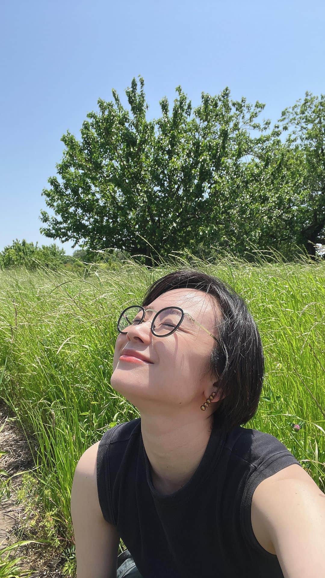 立花麻理のインスタグラム：「🌳Just breathe...🍃🌳  美しい地球の上で  自分の呼吸に集中してみる🧘‍♀️  心が落ち着いて  頭もとてもスッキリして  自分が今、生きていることを実感できる。  風が頬を撫で  全身に太陽の光が降り注ぎ  緑の爽やかな香りと  土の温かな匂い  湿度は殆どなくてカラリとしていた。  こんな風に  宇宙船地球号の乗組員の一員だと感じる時間を  私はとても大切にしている。  自分のために時間を使う。  これが出来るようになったら  生きるのが辛くなくなり  少しずつ前を向いて進むことに  ワクワクするようになってきた🫧  人に振り回されやすい人には  特にお勧めしたいな🍃🫧  ・  #セルフケア #セルフケア大事 #自分を大切にする時間 #自分を大切にする生き方 #内観 #自然の中で #地球と一つになる #宇宙を感じる #宇宙船地球号 #lovenature #selflove」