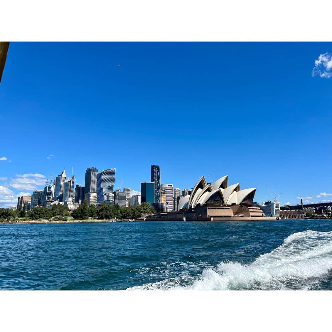 望海風斗さんのインスタグラム写真 - (望海風斗Instagram)「🇦🇺 そろそろシドニーの写真を… ⁡ 3月末にシドニーに行ってきました！ ⁡ #ムーランルージュザミュージカル の衣装フィッティングで‼︎ ⁡ 初オーストラリア🇦🇺🐨🦘 ⁡ フィッティングは本当に素晴らしく、1着ずつ丁寧に、ミリ単位で、体にしっかりフィットするように時間をかけてチェックしてくれました！ウィッグも靴も。 衣装はどれも本当に美しいのでお楽しみに！ ⁡ 2日目、フィッティングが早く終わったので 現地スタッフオススメのマンリービーチへ🏖️ フェリーで行ってきました⛴️ 太陽と青い空と綺麗な海が最高でした‼︎ ⁡  #Australia #Sydney #ManlyBeach #フェリーから見るオペラハウス #シドニーで出会った人たち #セントメアリー大聖堂 #QueenVictoriaBuilding ⁡ おまけ #点鼻薬を買ってもらって喜ぶ人  さて、お稽古も順調に進んでます！ 昨日は1幕を止めながらも最後まで通して…1幕だけでプールの後のような心地よい疲労感…😳 とにかくオープニングから格好良すぎる‼︎そして楽しい！ 早く皆さんにもこの興奮を感じていただきたいです✨ そして今日から2幕に突入💫 シリアスなシーンが多い2幕… 1幕とは違う疲労感がありそうです。」5月18日 21時33分 - nozomifuto_official