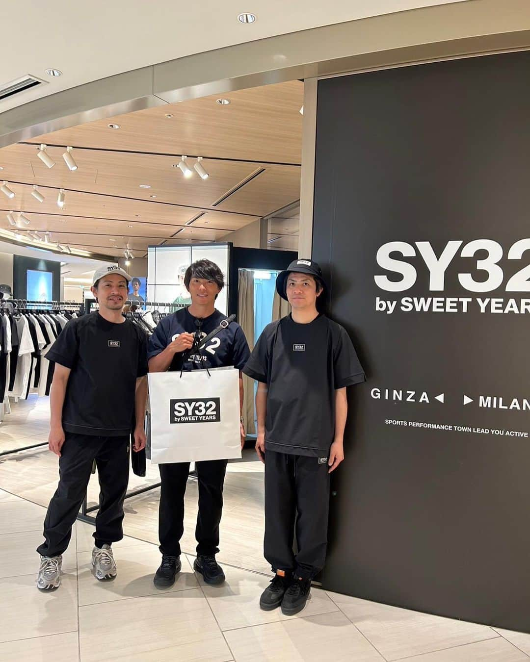 佐藤寿人さんのインスタグラム写真 - (佐藤寿人Instagram)「先日、GINZA SIXでポップアップストアとしてオープンしたSY32 by SWEET YEARSへ  ビエリ×マルディーニの両名のブランド🇮🇹  SWEET YEARS❤︎  セリエAを見て育った世代にはドンピシャのお二人⚽️  セットアップやミラノの街をグラフィックで描いたデザインやアロハシャツなどエッジの効いたSY32らしい春夏物も揃っていました  GINZA SIX限定の商品もあるので銀座へ行かれた際は是非GINZA SIX 4階のSY32へ立ち寄ってみてください  表参道ヒルズにはGOLFラインを扱っているSY32 by SWEET YEARSも先月移転オープンしました🏌️  ゴルフを始めてからずっと動画を見ていた崔さんにもお会い出来てSY32が繋げてくれたご縁を感じました  @do8gao_golf_31  崔さん、ベスト更新へ向けてのレッスンお願いいたします🙏  #SY32 #sweetyears  #golf #calcio #sports #fashion #ginzasix #omotesandohills  #PR」5月18日 21時36分 - hisato_sato11official