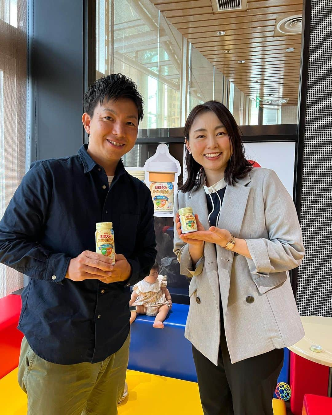 五戸美樹のインスタグラム：「明治の乳児用液体ミルク「明治ほほえみ らくらくミルク」リニューアル発表会、そしてパパ・ママ向け選考体験会の司会でした！  明治のミルクは100周年！なんと1923年にスタートしたんですね。大正12年ですよ。たくさんの赤ちゃんを救ってきたんだろうなぁと思いを馳せるとともに、100年間研究と改良を重ねてきたことに頭が下がる思いです。  100周年の今年、「明治ほほえみ らくらくミルク」がリニューアル！ということで発表会が行われたのですが、自分が司会をしたということを抜きにしても、忙しいママ＆パパを助けてくれる素晴らしいリニューアルだと感じました。  まず、液体ミルクはとても便利！ 災害備蓄用としてはもちろん、我が家も娘と飛行機に乗った時、液体ミルクのおかげで機内で授乳ができましたし（赤ちゃんは離陸＆着陸時に耳抜きできないため授乳が必須）、お出かけでとても重宝します。それに夜間授乳でうつらうつらしながら調乳しなくていいのも利点。  そんな液体ミルクがこの度のリニューアルで、缶のフタが開け閉めできるように！ 今まで、残ったミルクを捨てる場所がない時に困ることもありましたが、これからはフタを閉めればOK。  そして、今までは240mlのサイズのみでしたが、リニューアルで120mlと200mlの2サイズ展開に！ 120mlがあることで、低月齢の赤ちゃんにも使いやすくなりましたね。  娘は11ヶ月になりますが、今も離乳食後にミルクを飲んでいるので、新しくなったらくらくミルクをたくさん使いたいと思います😊  写真 1枚目：ゲストのここパパさんと  2枚目：（右から）明治の江原さん、明治の吉田部長、ここパパさん」