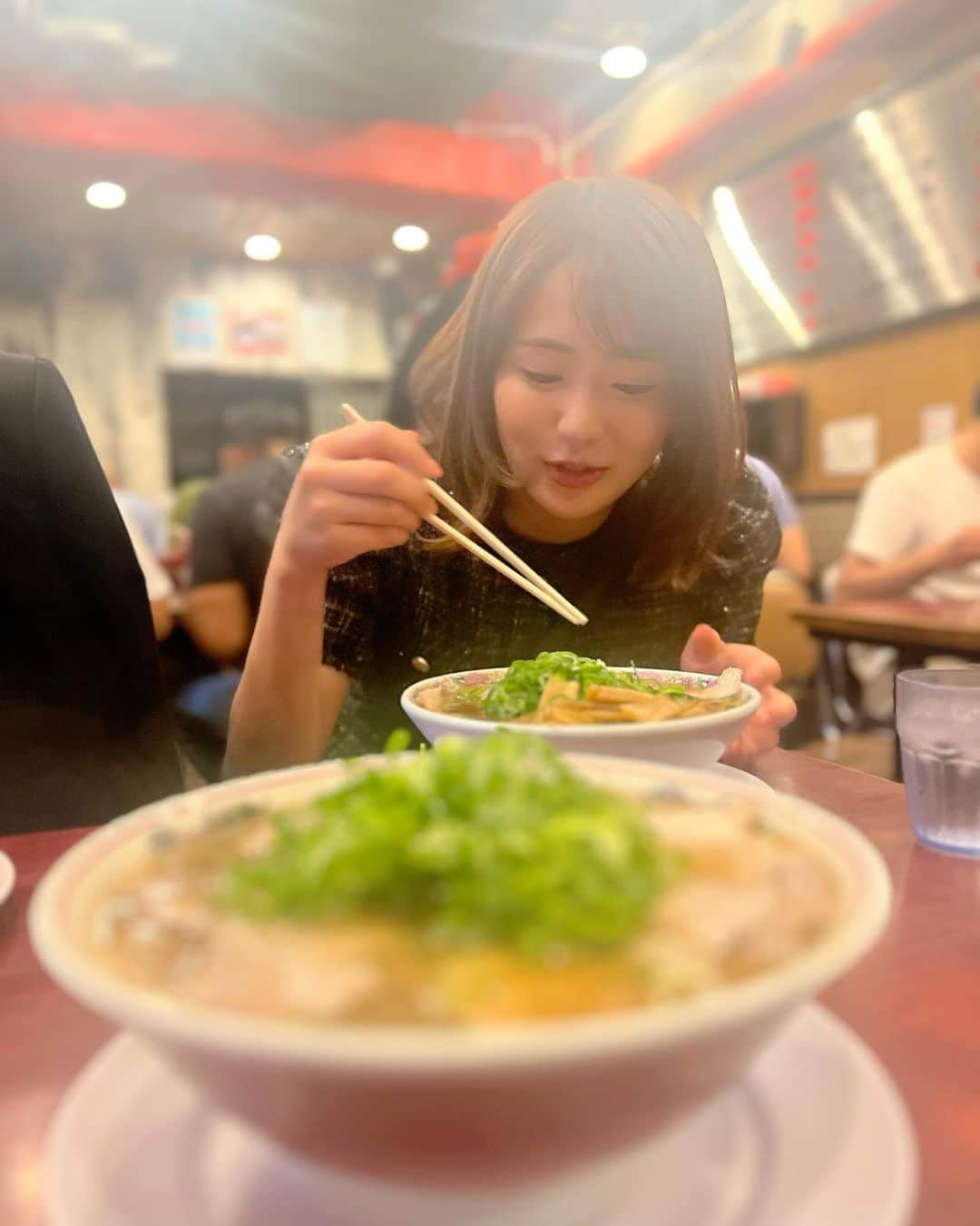 平嶋夏海さんのインスタグラム写真 - (平嶋夏海Instagram)「京都Nightは本家第一旭本店のラーメン！！！ 京都駅の近くのいつも行列ができているラーメン屋さん🍜 Ducati Brand Nightで昨年のイタリアでも取材してくださってお世話になったレスポンスのスタッフの方達を捕まえて笑 焼肉屋さんに行った後、〆のは食べず少し歩いてラーメンに並んでみようと！ 美味しかった😭❤️ 1人じゃ並ぶことなかなかないけど、みんなで並んでたらあっという間でした✨ 画面がもやもやしてるのは焼肉の脂がついていたみたいです😂 でも夢の中みたいな雰囲気になったからいっか😂 #本家第一旭本店  #🍜」5月18日 21時46分 - natsuminsta528