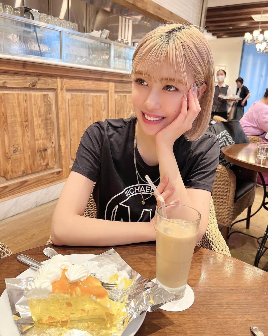 夏焼雅のインスタグラム：「こんばんは🤍✨ 今日は真夏みたいな気温で ものすごく暑かったねぇ〜🌈🫧✨ 早くプールとか海とか行きたいよ〜🏝️🩵🫧🙃✨  去年くらいからお話ししていた歯の治療についてなんだけど、 もう少しで完成ってところまできました✨✨  私はもともと八重歯があって子供の頃に矯正をしました。 歯並びはきれいになったものの、、 前から2番目の2本の歯が他の歯に比べて小さく撮影などの時に影になり暗く見えてしまうこと、大きさが違うことで歯並びが悪く見えてしまうことが自分の中でコンプレックスになっていて。。🥺 色々調べたりしている中でお友達にワイズデンタルキュアさんを紹介してもらい整えて頂くことに決めました!  噛み合わせなどいろいろな検査をしながらむし歯の治療もして 実は今、仮の状態まで進んでいて次回でようやく完成です✨✨ 仮の時点でも思っていたよりかなり馴染んでいてびっくり!! すでに嬉しい気持ち🥹✨  また経過はお知らせしますね♡ @ys.dentalcure」