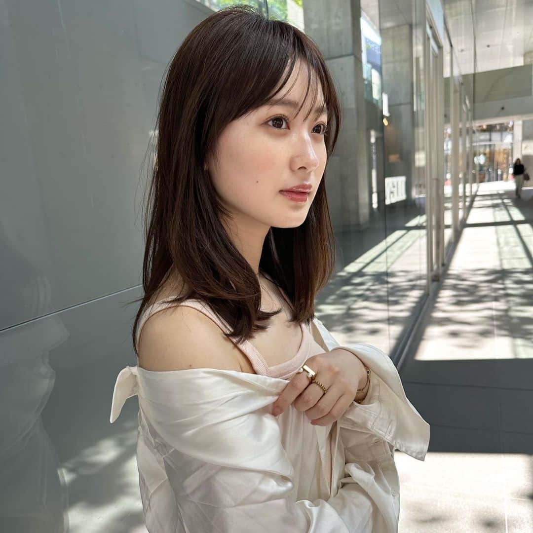 角川友紀のインスタグラム：「⁡ 最近とても暑い日々、、、🫠  今日半袖デビューしました🦩 ⁡  #ミディアムヘア#ミディアムレイヤー#グレージュカラー」
